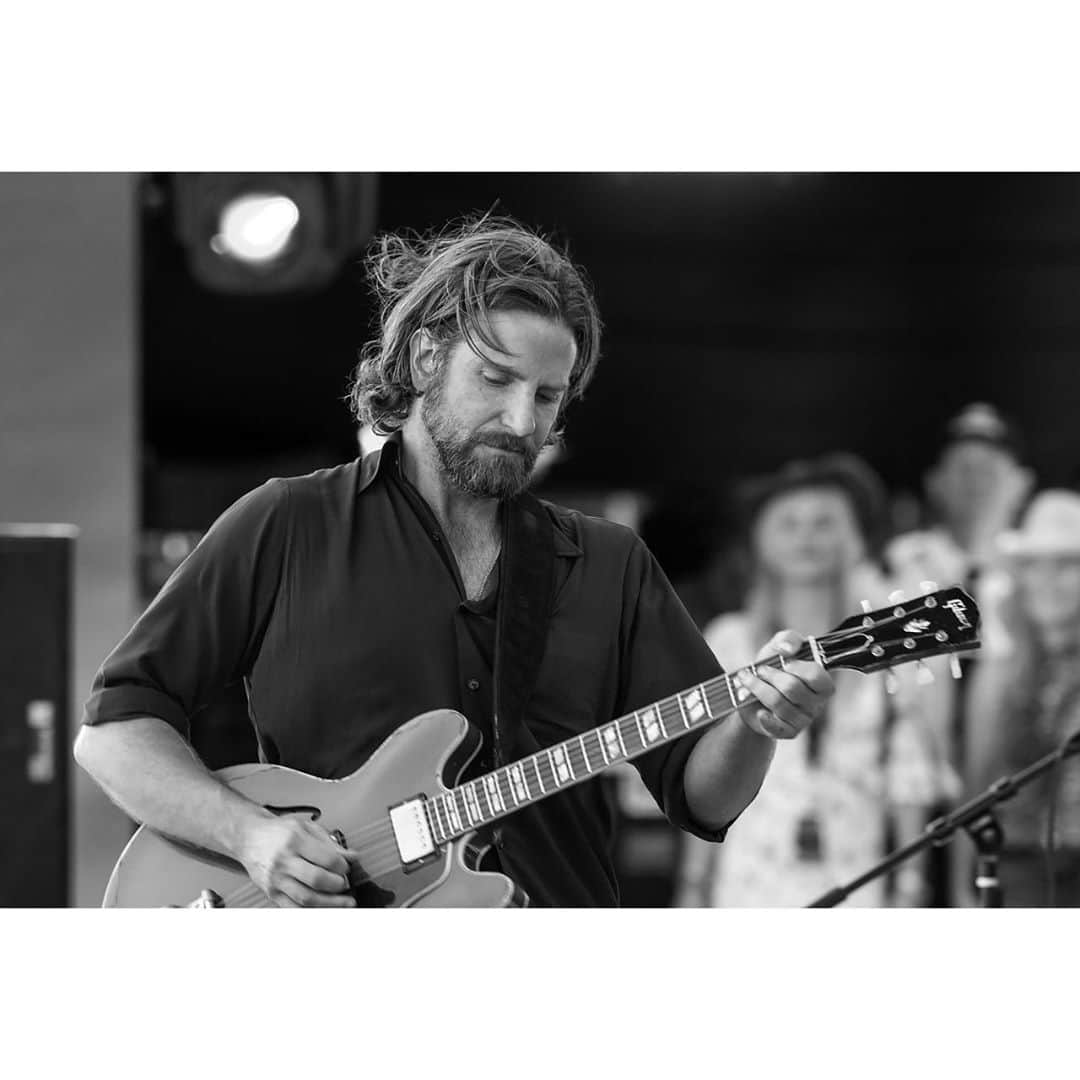 クリスティーズさんのインスタグラム写真 - (クリスティーズInstagram)「In addition to directing, co-writing and acting in 'A Star is Born', Bradley Cooper trained extensively for 6 months on the guitar, piano and vocals in preparation for his role as rockstar Jackson Maine in the film. This Gibson ES-335, with maple body and custom denim blue finish is iconic for being the make and model of choice for the character.⠀ .⠀ Used by the actor on-set and during practice sessions, this guitar amplified Cooper's gravelly voice and provided a country twang to his original compositions. It is being offered in our online sale NASHVILLE: An Auction to Benefit ACM Lifting Lives® COVID-19 Response Fund open for bidding until 29 October.⠀ .⠀ 'This custom Gibson guitar was used for songwriting, recording, and rehearsals during preproduction,' explained Cooper. 'It was my daily on-set practice guitar as Jackson Maine in 'A Star is Born'.'⠀ .⠀ NASHVILLE: An Auction to Benefit ACM Lifting Lives® COVID-19 Response Fund — 15-29 October, online⠀ .⠀ Property from this sale will be on view at our Rockefeller Center galleries by appointment only from 24-29 October.⠀ .⠀ Bradley Cooper is pictured here with another Gibson ES-335, photo by Neal Preston/Courtesy of Warner Bros. Pictures.⠀ .⠀ #ACMLiftingLives #nashville #acm #celebrity #academyofcountrymusic #countrymusic #bradleycooper #ladygaga #astarisborn #charityauction @acmawards」10月23日 1時40分 - christiesinc