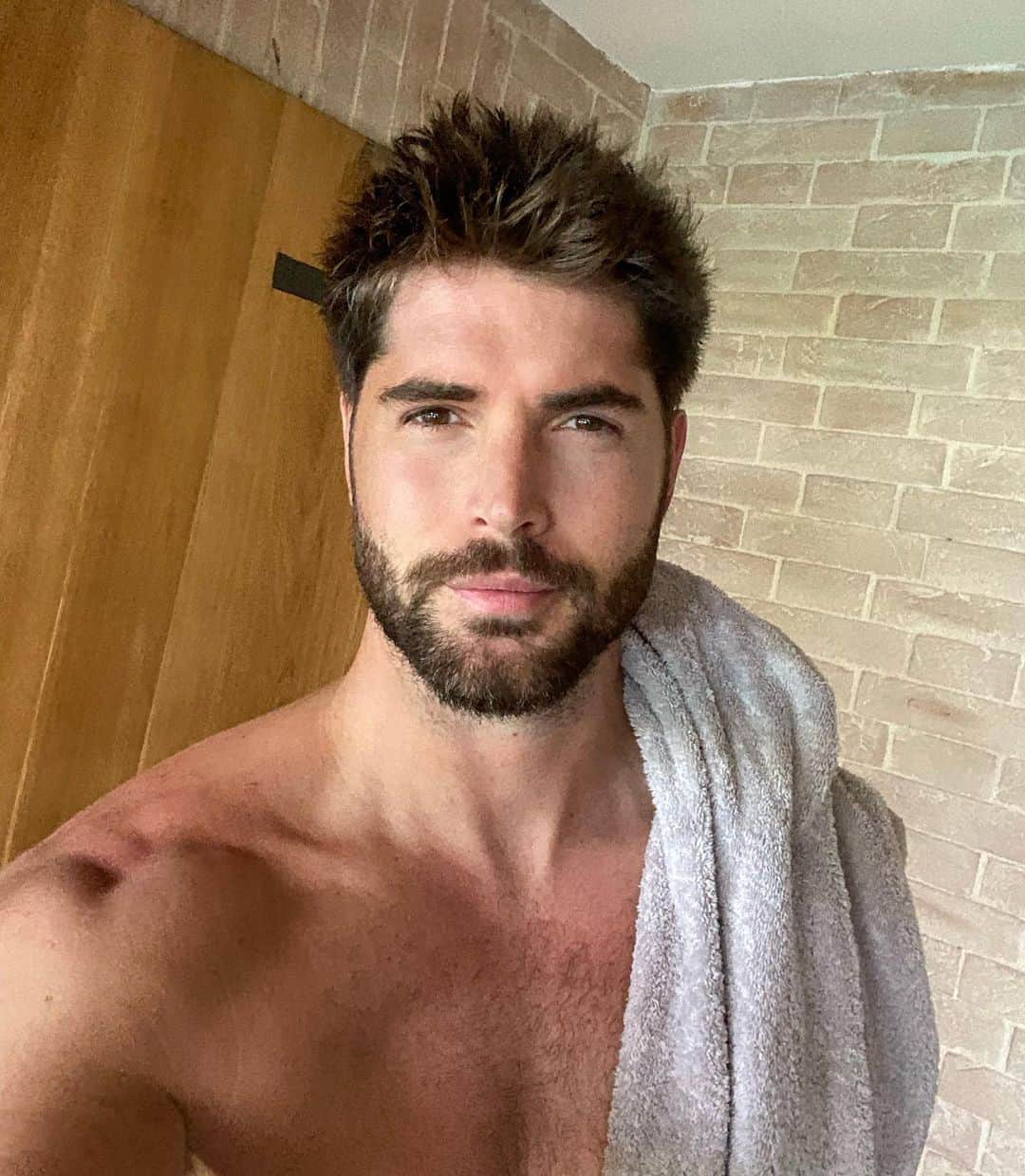 ニック・ベイトマンのインスタグラム：「Good Morning.」