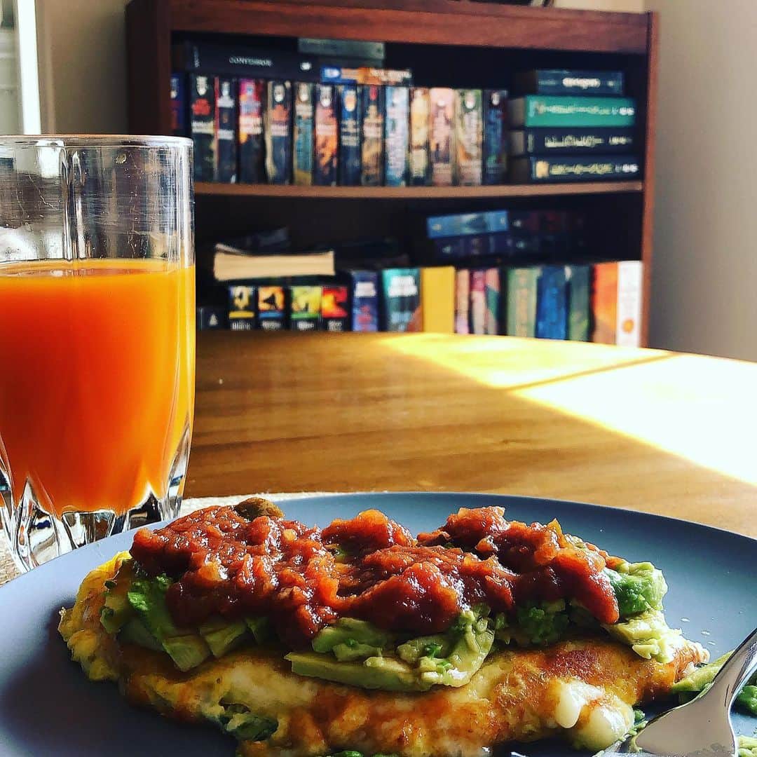 ティモシー・ドレンスキーのインスタグラム：「When your spinach, pepper Jack cheese, avocado, and salsa omelette looks so good with your organic juice and all your fantasy books in the background you just have to Instagram it.」