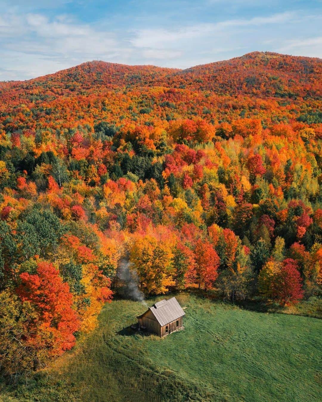 FOLKのインスタグラム：「I feel this moral obligation to share @therollingvan’s amazing autumn images. You ought to be following!」
