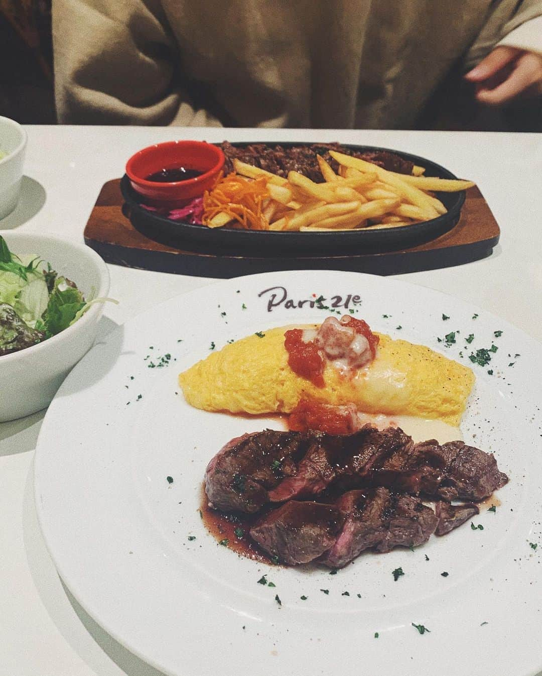 津田萌夏さんのインスタグラム写真 - (津田萌夏Instagram)「普段食べへんステーキ食べた🍽  この肉食はどっちの意味なんやろ  #パリ21区 #ステーキ #京都グルメ #steak #京都ランチ #肉食女子  #オムレツ #オムレツ大好き　 #クラフトビール」10月23日 1時54分 - 168.tsuda