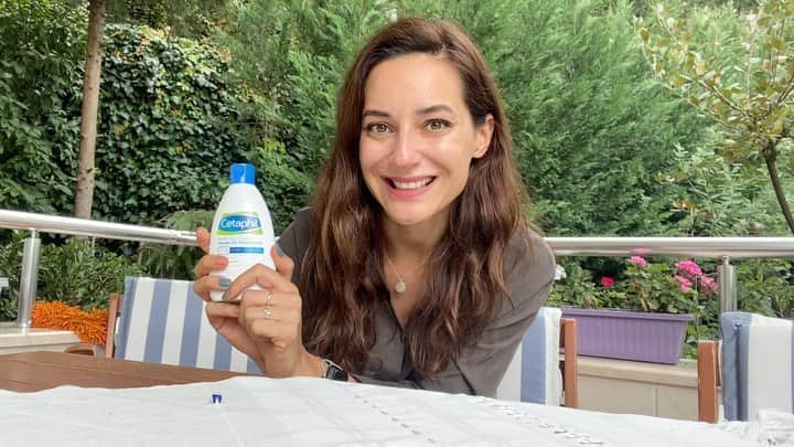 Sedef Avciのインスタグラム：「Selam herkese! Bir süredir kullandığım günlük cilt temizleme ve nemlendirme rutinime eklediğim #CetaphilRutinim sayesinde yüzümde gözlemlediğim olumlu değişimleri sizinle de paylaşmak istiyorum.💚  Cetaphil Hassas Cilt Temizleyicisi gün boyu cildi arındıran etkin bir uygulama. Bazen suyla yıkayarak bazen de susuz olarak cildime uygulayabiliyorum.   Ürünü yüzüme uygularken yüz yogası hareketleri de yaparak yüz kaslarımı bu sayede güçlendirdiğimi hissediyorum. Böylece günlük cilt temizliğimi, cildim için çok faydalı bir rutine dönüştürmüş oldum!  Bu arada #CetaphilRutinim sadece yüz kaslarınızı dayanıklı hale getirmiyor size de ödüller kazandırıyor.   Siz de @cetaphiltr sayfasını takip ettikten sonra #CetaphilRutinim’i uygularken bir selfie çekip, #CetaphilRutinim hashtagiyle birlikte @cetaphiltr hesabını etiketleyerek hikayenizde paylaşın. Cetaphil Özel Hediye Kutusu kazanma şansı yakalayın!🎁🎁📸🙃」