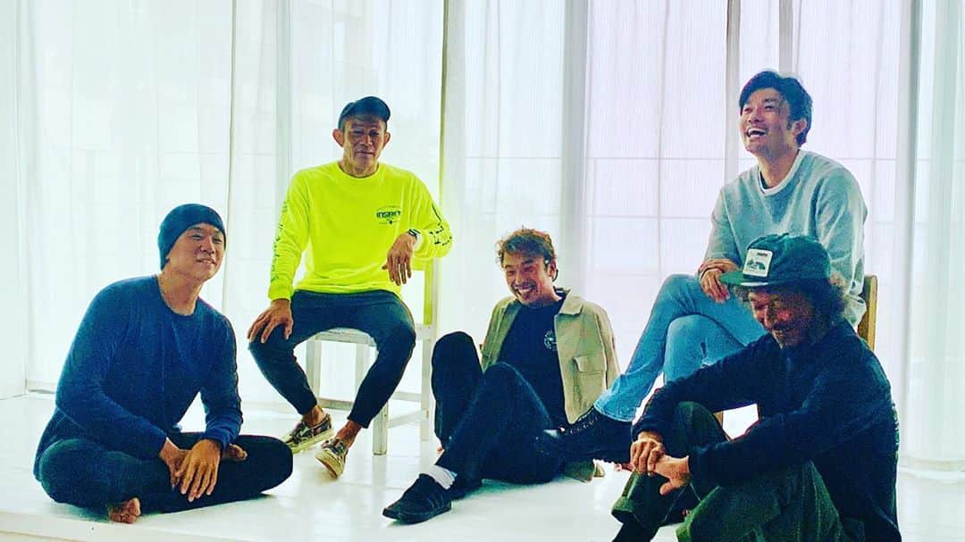 末續慎吾さんのインスタグラム写真 - (末續慎吾Instagram)「﻿ ハワイウォーター﻿ ﻿ ﻿ 僕はハワイウォーターアンバサダー。﻿ ﻿ 今日は全アンバサダーが集結し、﻿ ﻿ 撮影会をしました。﻿ ﻿ 皆、個性が豊かで、自分を知っている。﻿ ﻿ 現場はカオスなんだけど、何故か収拾はついちゃう。﻿ 　﻿ 湘南カルチャーだね。﻿ ﻿ アース。﻿ ﻿ #EAGLERUN末續慎吾 #陸上 #ハワイウォーターアンバサダー#アンバサダー#湘南カルチャー#独自な仲間達#自由な個性達#アース」10月23日 12時44分 - suetsugu_shingo