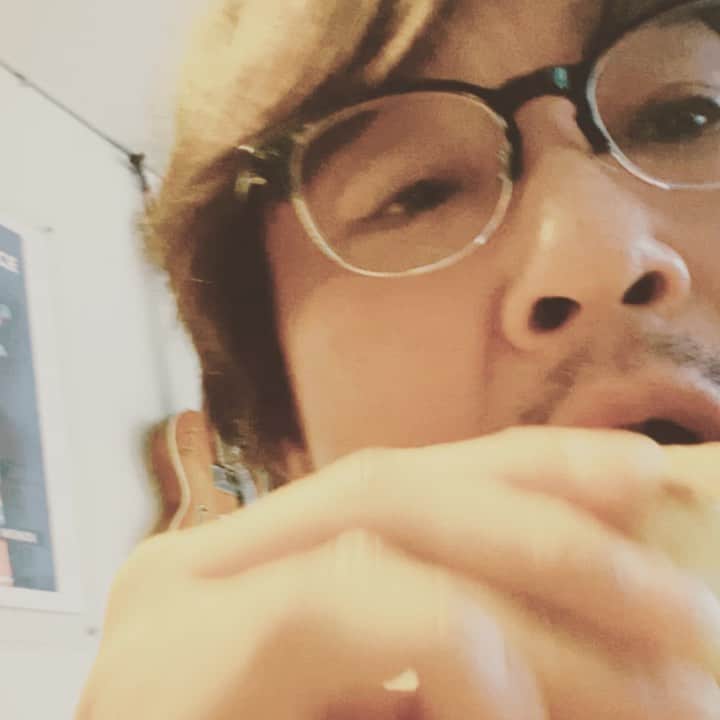 浅田信一のインスタグラム：「歯応えフェチ🥖」