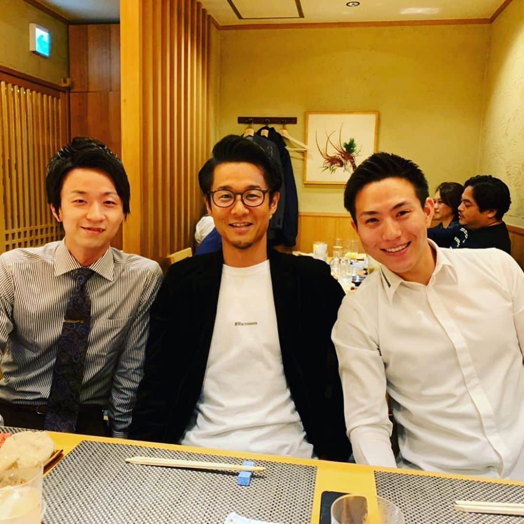 寺口泰海のインスタグラム：「北新地のお寿司屋で今後の打ち合わせも含めてお食事してました！ 最近家を買おうと思ってるのですが、皆様は一軒家かマンションどっちがいいと思いますか？  #北新地 #梅はら  #お寿司  #鮨 #不動産  #マンション購入  #一軒家」