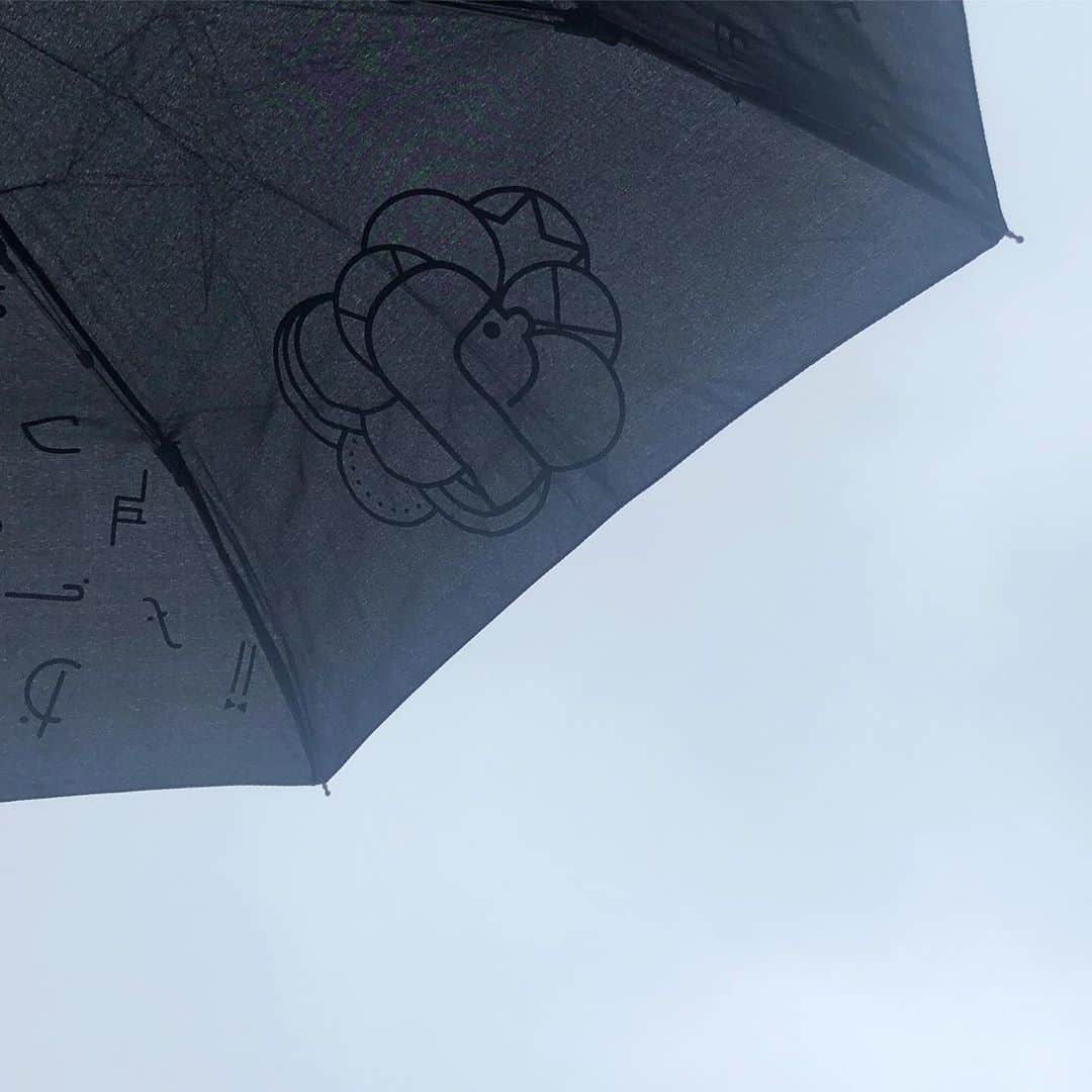 相沢奈緒さんのインスタグラム写真 - (相沢奈緒Instagram)「. お気に入りのMy傘🌂は 何年か前のperfume グッズのもの♡ . みんなはお気に入りの傘持ってる？？☺️ . #雨の日　#サステナブル　#prfm」10月23日 12時48分 - ___aizawanao