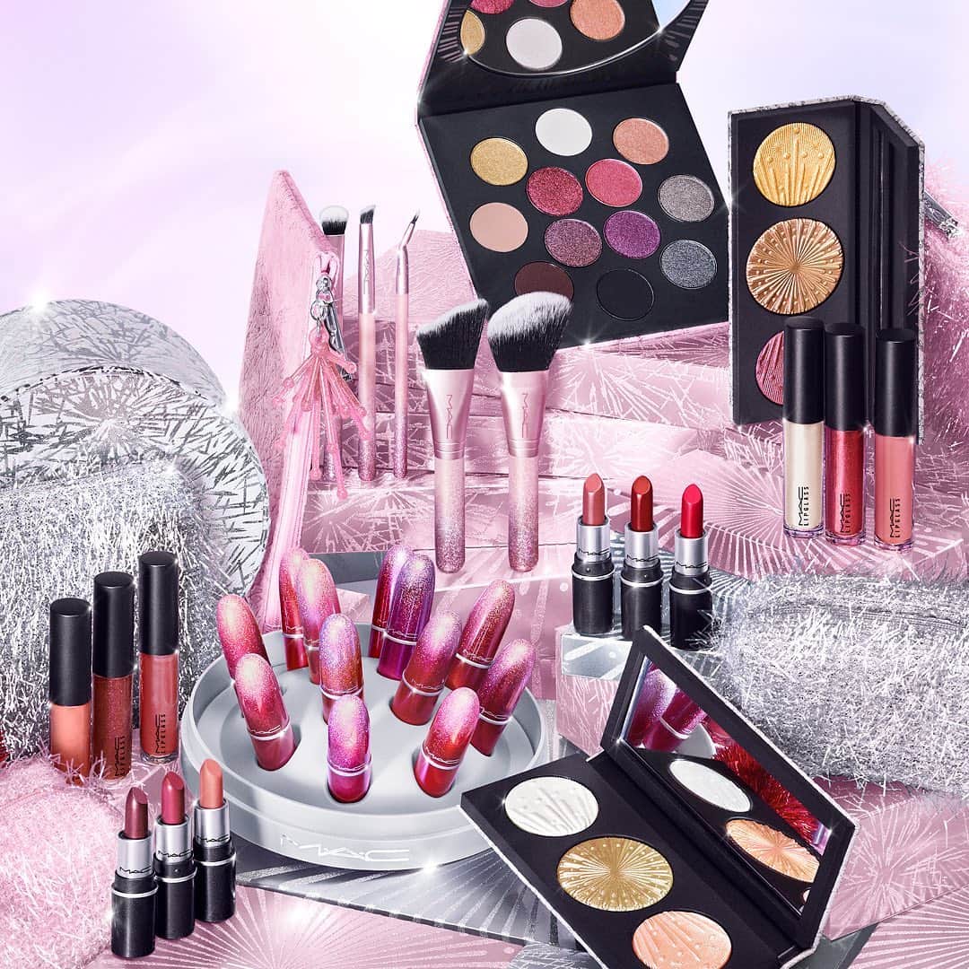 M∙A∙C Cosmetics Japanのインスタグラム：「【本日全国発売！】 冬の花火からインスパイアされたホリデーキット第1弾がついに全国のM·A·C カウンターに登場❄️ ㅤ 本日20:00〜、ホリデーキット第1弾を使用した#MACインスタライブ を配信いたします📣 最旬のホリデーメイクを是非チェックしてください💝 #MACFrostedFirework ✨ ㅤ ※画像内に一部、11月上旬発売予定の製品もございます。 *公式オンライン先行発売 *10/23(金) 全国発売 ㅤ #MACクリスマスコフレ2020 #MACHoliday #MACCosmeticsJapan #MACCosmetics #MAC #MACコスメ #マックコスメ #コスメ#コスメ紹介#コスメ好き#コスメレポ #化粧品 #デパコス #コスメ部 #コスメマニア#トレンドメイク#秋メイク#メイクテク#ツヤ肌#ツヤ肌メイク#つや肌#つやつや#透明感#ハイライト#キラキラメイク#キラキラ#メイクブラシ」