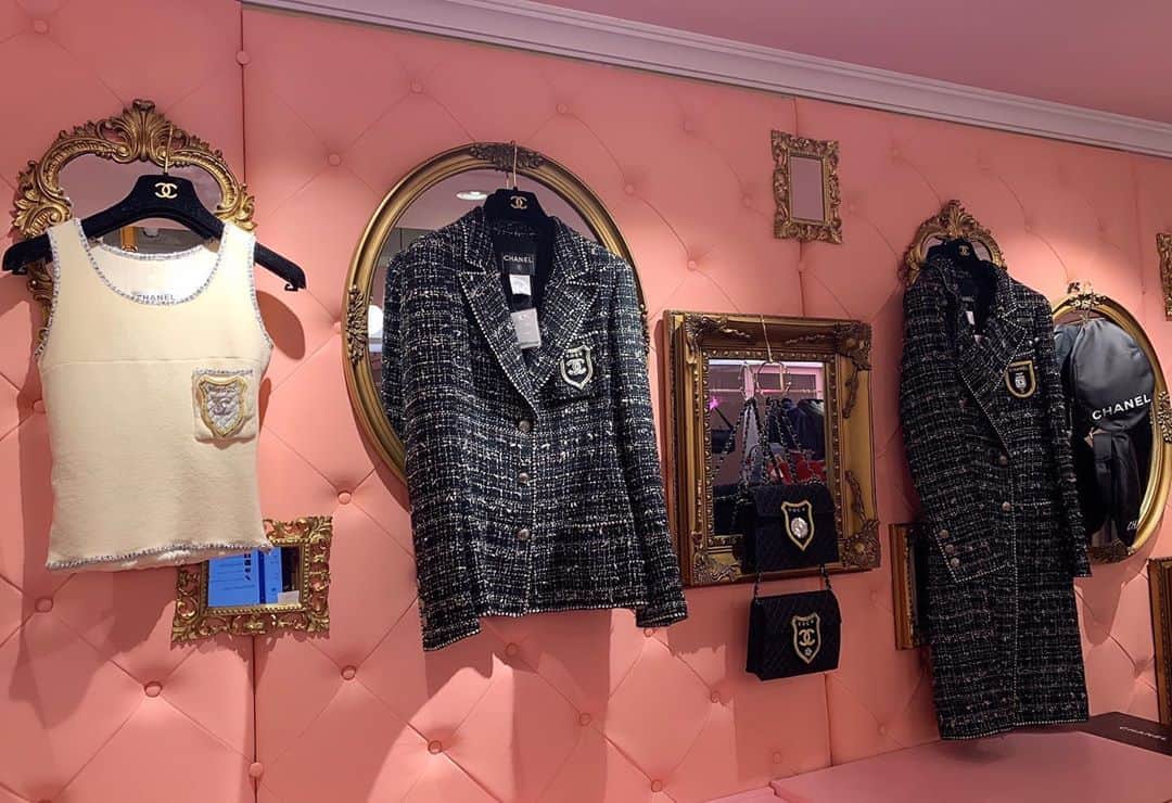 Vintage Brand Boutique AMOREさんのインスタグラム写真 - (Vintage Brand Boutique AMOREInstagram)「おはようございます⚜ AMORE wardrobe 11:00~19:30で営業しております🔱 表参道、青山へお出かけの際は、是非AMORE vintageにお越しくださいませ😊 AMORE wardrobe is open 11:00~19:30📌 Come visit us for the finest vintage Chanel ready to wear collections⭐️  お問い合わせ /  for more info → 💌info@amorevintagetokyo.com  #ヴィンテージ #シャネル #ヴィンテージシャネル #ココ #ココマーク #ヴィンテージブランドブティック #アモーレ #アモーレトーキョー #アモーレワードローブ #表参道 #青山 #東京 #vintagebrandboutique #AMORE #amoretokyo #Tokyo #Omotesando #amorewardrobe」10月23日 11時17分 - amore_tokyo
