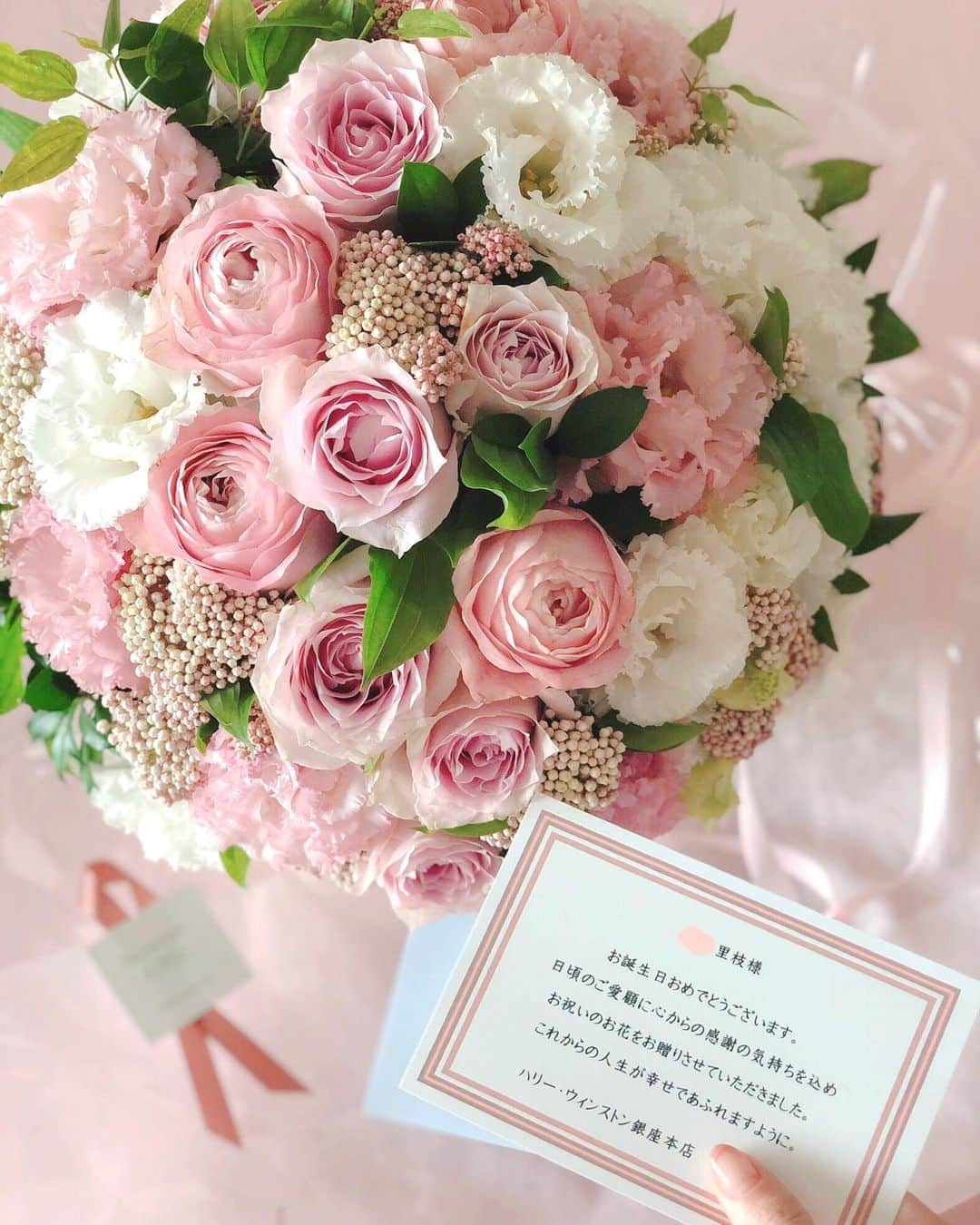 松岡里枝さんのインスタグラム写真 - (松岡里枝Instagram)「今日、誕生日の朝に、ハリーウィンストン銀座本店の担当の方から 大きなお花とメッセージカードが届きました🤭💗💗  ピンクの花束、とっても可愛いです😍💐  お心遣い、ありがとうございます😢💞  #harrywinston #flowers #ハリーウィンストン #花束 #誕生日」10月23日 11時19分 - okarie1023