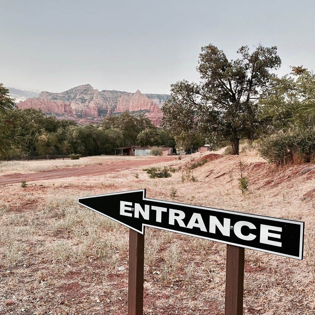 マイロ・ヴィンティミリアのインスタグラム：「Entrance. Sedona, AZ. MV」