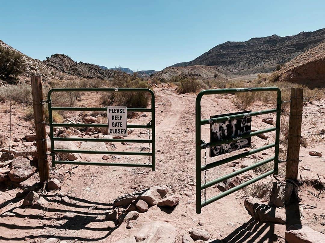 マイロ・ヴィンティミリアのインスタグラム：「Please Keep Gate Closed. Arches Nat’l, Utah. MV」