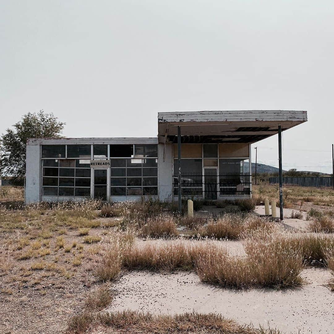 マイロ・ヴィンティミリアのインスタグラム：「Retreads. Tucumcari, NM. MV」