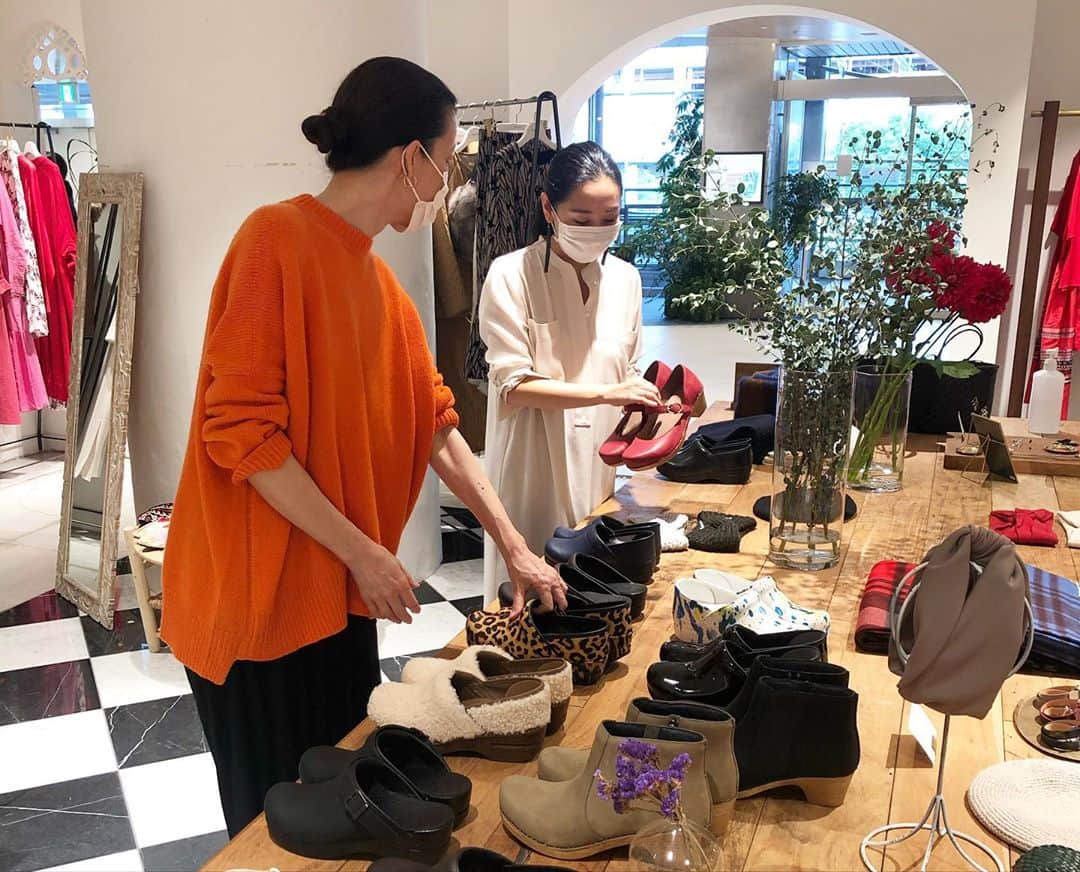 桐島かれんさんのインスタグラム写真 - (桐島かれんInstagram)「本日よりハウスオブロータス二子玉川店にて、「ダンスコ展」がはじまりました。足や腰への負担を取りのぞく、コンフォートシューズのブランド「ダンスコ」。秋冬の装いにピッタリなデザインや素材が揃っています。  #ハウスオブロータス二子玉川店  #ハウスオブロータス #houseoflotus #dansko #ダンスコ」10月23日 11時27分 - houseoflotuskaren
