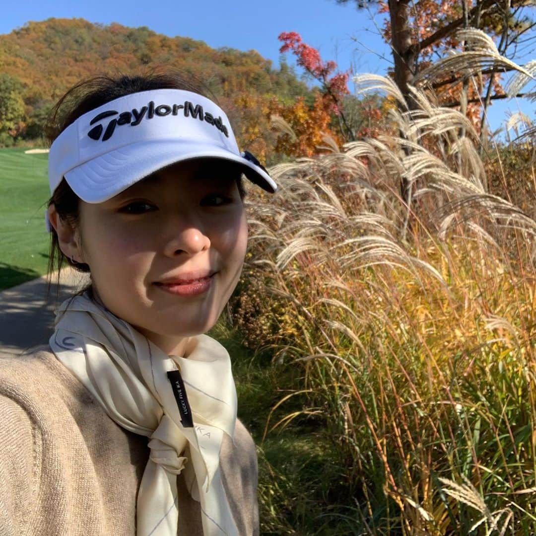 イ・ヨニのインスタグラム：「골프치러 온건지 단풍구경 온건지 ㅎ. 너무예쁜 가을🍂」