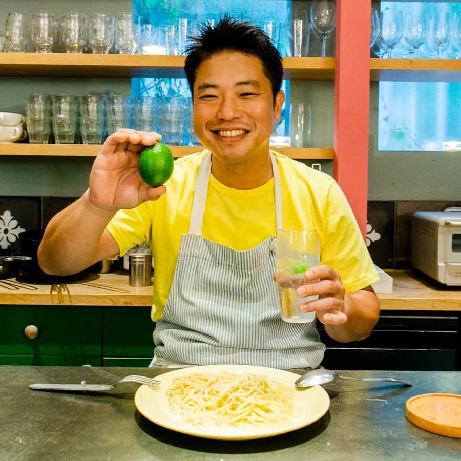 栗原心平さんのインスタグラム写真 - (栗原心平Instagram)「【予告】次回の動画は 「グリーンレモンのクリームパスタ」です！  パスタをゆでて混ぜるだけの簡単レシピ。  レモンの爽やかな香りと生クリームのまろやかさが、白ワインにぴったりです！お楽しみに！  #家で作ろう #栗原心平 #shimpeikurihara #ごちそうさまチャンネル #レシピ #簡単」10月23日 11時30分 - gochisosamachannel