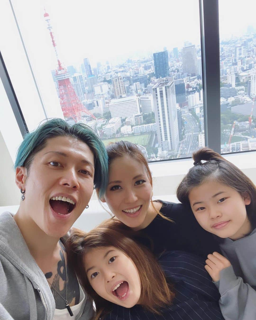 雅-MIYAVI-さんのインスタグラム写真 - (雅-MIYAVI-Instagram)「Thank you @toranomonedition team for such a wonderful experience and hospitality. (And of course the great scenery too) We all had a blast!!!! Looking forward to visiting you again👨‍👩‍👧‍👦エディション虎ノ門、素敵な時間とおもてなし(景色も！)をTHXXXX!!!! また遊びに行きます🙌🏻🙌🏻😃💯#TokyoEDITIONTotanomon #東京エディション虎ノ門 @editionhotels」10月23日 11時42分 - miyavi_ishihara