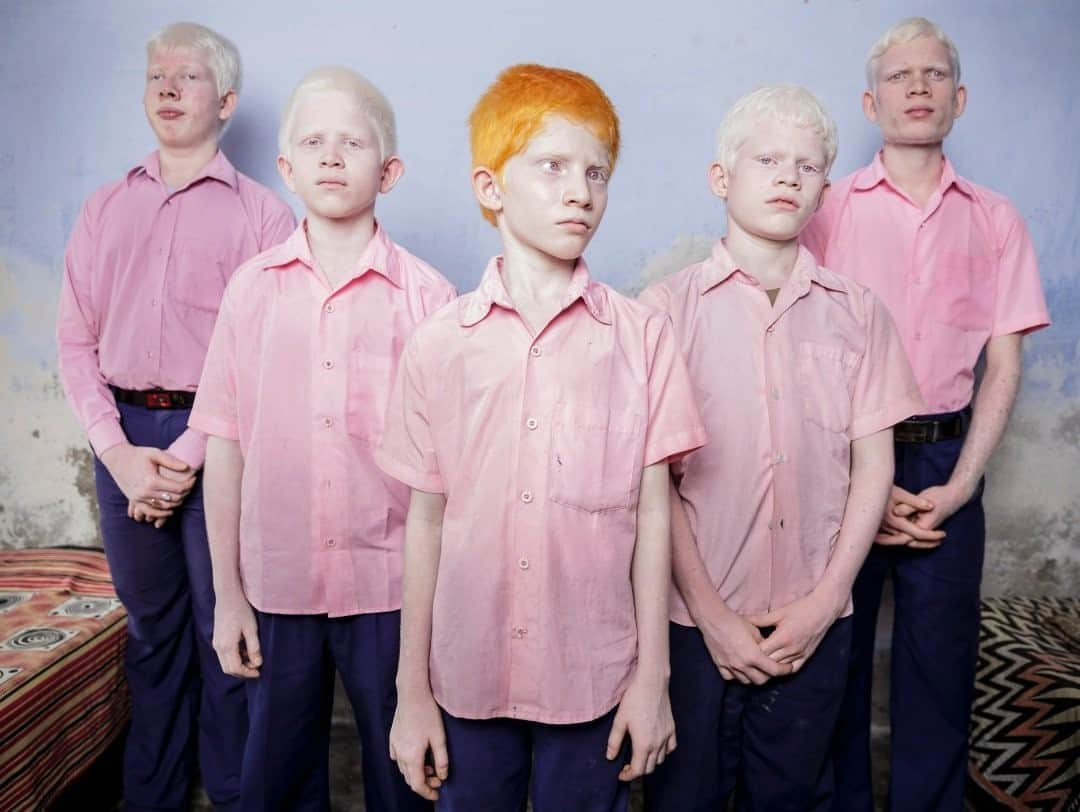 ナショナルジオグラフィックさんのインスタグラム写真 - (ナショナルジオグラフィックInstagram)「Photo by @brentstirton / I photographed these Indian schoolboys at a boarding school in West Bengal, India, as part of a story on the cure for blindness. They were sharing a dorm room in a school devoted to the blind. These particular boys live with a condition known as albinism, characterized by the absence of melanin. This congenital disorder is associated with various vision defects, and these boys were learning life skills that would allow them to thrive despite their condition. Their teachers told me they had only a tiny amount of vision.  Just before I took this image, they were playing chess. While two played with their hands flying over the board with extraordinary sensitivity, the others were listening. That means they would have had to evolve the capacity to retain an entire game in their memories as well as strategize on moves going forward. This was one of the best examples I have seen of how the human body can compensate for impairment and a timely reminder that, given a chance, the blind can be amazing, valuable members of society.  Check out Nat Geo's link in bio for more on this story.」10月23日 11時35分 - natgeo