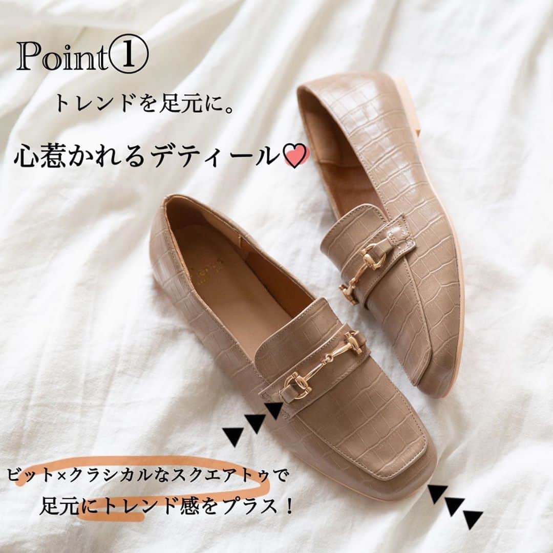 アウトレットシューズさんのインスタグラム写真 - (アウトレットシューズInstagram)「. 【Outletshoes】 秋冬新色登場🍁☃️ 定番人気のスクエアトゥローファー  品番：11535 スクエアトゥビットローファーの おすすめポイントをご紹介します！  Point① 心惹かれるデティール  スクエアトゥ×ビットで足元にトレンド感をプラスしてくれます◎ クラシカルな印象のスクエアトゥは、 シンプルながらも高見えで、履くだけですっきりきちんと感。  Point② 豊富なカラー展開  お仕事に使うならシックなブラック、お出かけ用にはワインレッド… カラーバリエーションが豊富なので色違いも欲しくなる！ 今年トレンドのアイボリーやクロコ調にも注目したいところです🎈  Point③ 秘密のクッション  かかとの両サイドにはやわらかなクッションが入っていて、 足とのフィット感を高めてかかと抜けを防止。 インソールは、歩くときに体重のかかる部分をカバーしてくれる、 ふわふわの低反発クッションを使用！へたりにくく長持ちです👞💪  Point④ ON/OFFコーデどちらも相性抜群  いつもパンプスと合わせがちなオフィスコーデにも、 キレイめカジュアルコーデの引き締め役にもつかえる優秀アイテム！ ぺったんこだから歩きやすいし、疲れにくいから 一日中歩いても安心できる◎  あわせやすさとクラシカルな上品さがポイントの 大人気スクエアトゥビットローファー。 ぜひチェックしてみて下さいね♡ ====================== price：¥2,999 size：34/35/36/37/38/39/40/41 ======================」10月23日 11時35分 - welleg_shoes