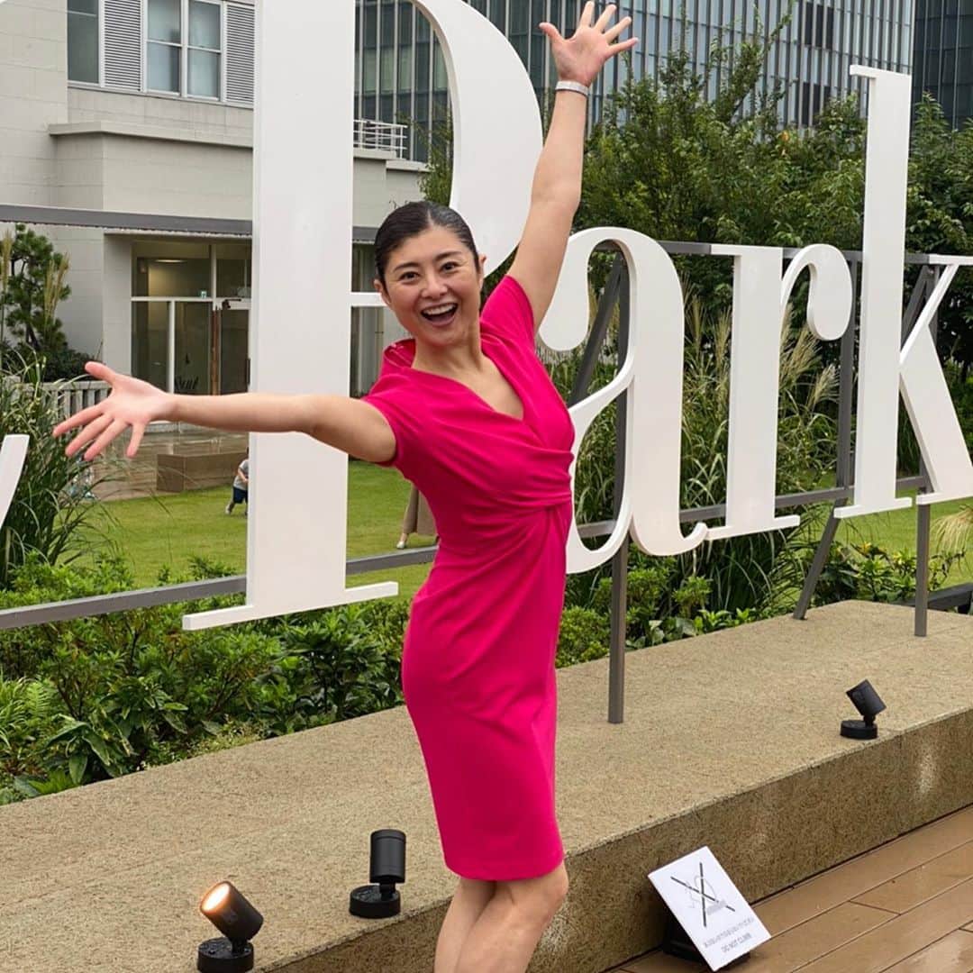 Oggi編集部さんのインスタグラム写真 - (Oggi編集部Instagram)「今週末のOggi Park情報です。計3回開催の、間々田佳子さんのコアフェイストレーニングも、いよいよ明日がラストです💡　マスク生活で特にたるみがちの顔の下半分を思いっきり動かして、きゅーーっとシャープなフェイスラインを取り戻しましょう😄　75分のレッスンが終わる頃には参加者の皆さんの目が大きく開いて、笑顔がパーっと明るくなっているのが印象的です。スタイルがめちゃくちゃ抜群の間々田さんを間近で拝めるのも貴重です！ご参加される方は手鏡をお忘れなく💁‍♀️ チケットはイベントアプリPeatixで¥3,500で発売中です。ご参加お待ちしています🥰　#間々田佳子 #コアフェイストレーニング　#たるみ顔　#小顔　#トレーニング　#oggipark #ラストレッスン　#チケット発売中　#きれいになりたい #小顔になりたい #小顔になりたい人と繋がりたい #日本橋三越　#日本橋三越本店 #屋上イベント　#自分磨き　#お着替え不要　#直前参加大歓迎  #peatix」10月23日 11時39分 - oggi_mag
