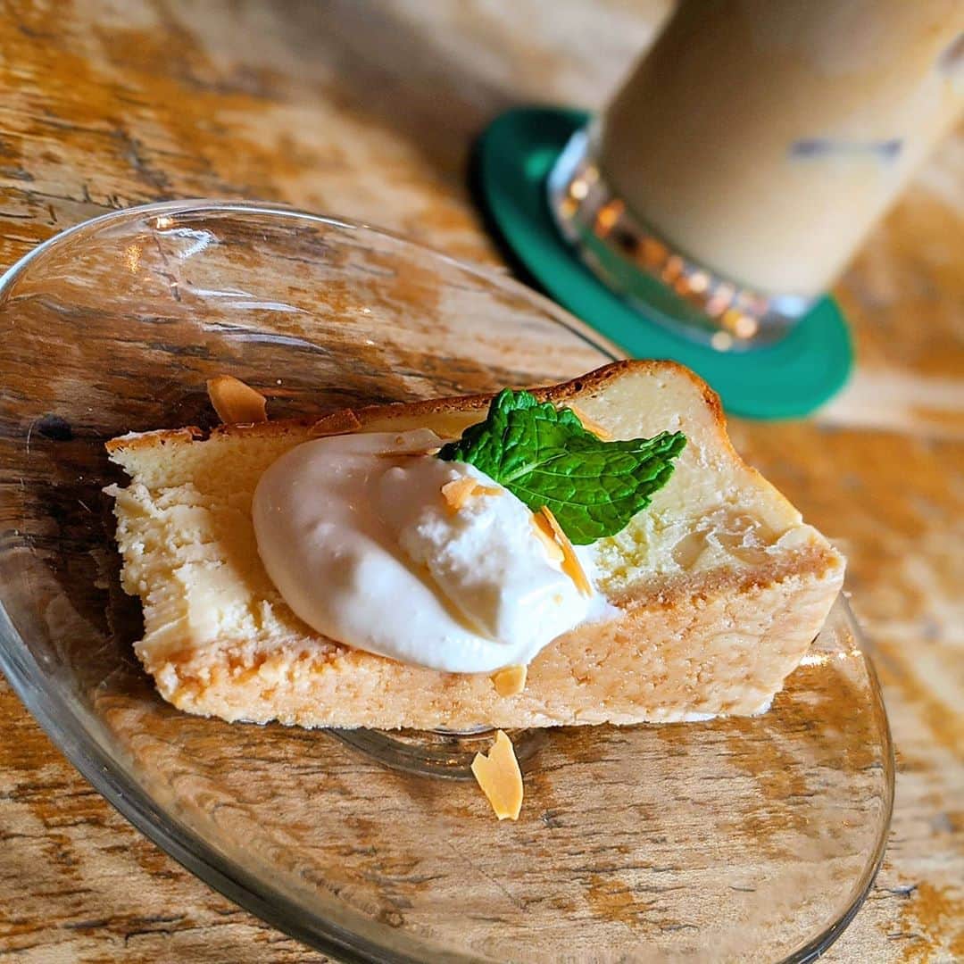 雨宮めるさんのインスタグラム写真 - (雨宮めるInstagram)「. ランチにふらっと立ち寄った @cafewall2014   オムライスもチーズケーキも美味 雑居ビルの中なのにそこだけ照明が素敵なおしゃれ空間 ハロウィン仕様の小物もタイプでした Wi-Fi環境なのも完璧✨  また来よう♡  #cafewall #shinjyukulunch #shinjuku #新宿カフェ #新宿ランチ #カフェウォール #新宿三丁目カフェ #新宿三丁目ランチ #カフェランチ #新宿カフェランチ #おしゃれカフェ #wifi完備 #wifi #オムライス #チーズケーキ #デザートセット #ハロウィン仕様 #ハロウィンインテリア #ハロウィン #インテリア好き #おしゃれなインテリア #ハロウィン小物」10月23日 11時40分 - amamiya_melty