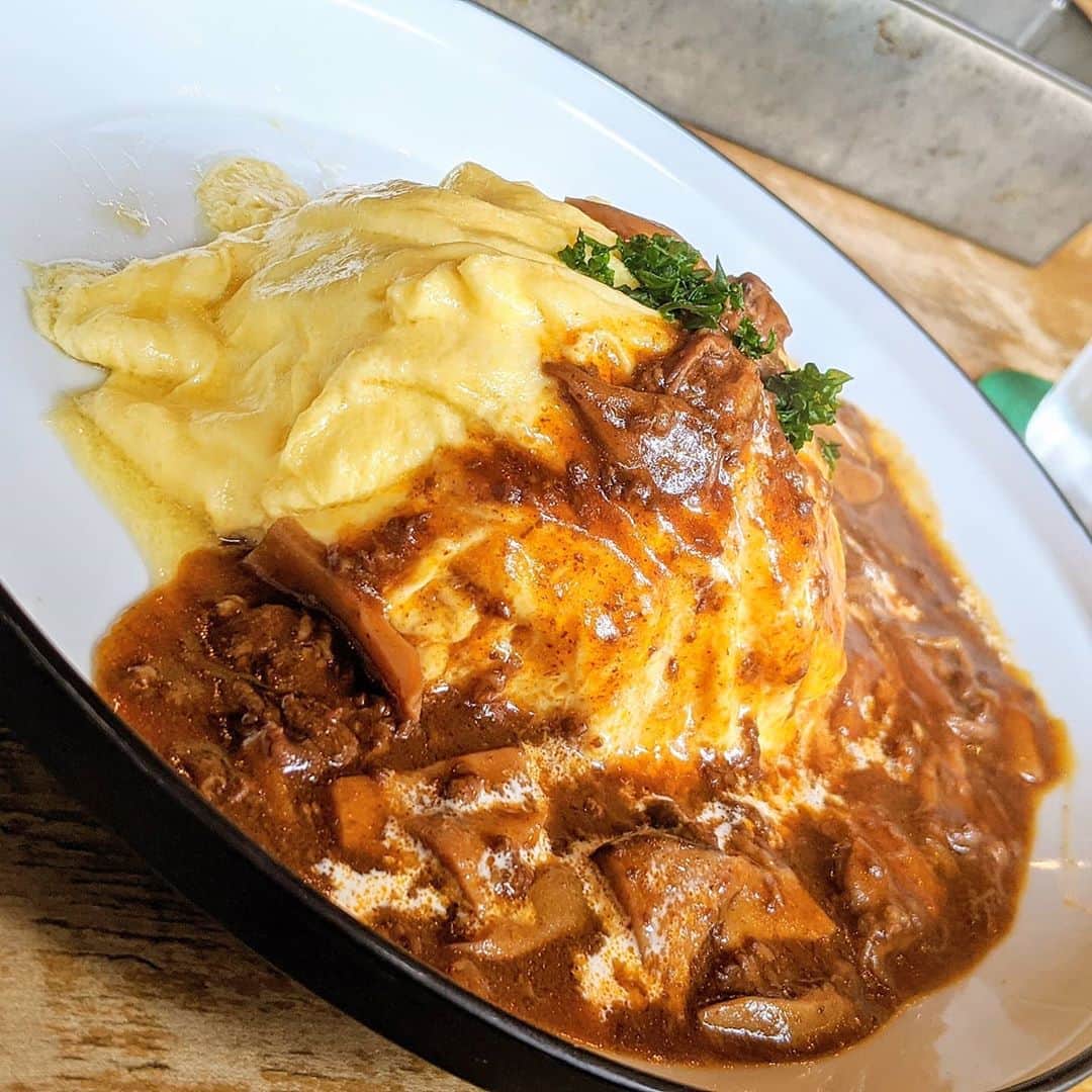 雨宮めるさんのインスタグラム写真 - (雨宮めるInstagram)「. ランチにふらっと立ち寄った @cafewall2014   オムライスもチーズケーキも美味 雑居ビルの中なのにそこだけ照明が素敵なおしゃれ空間 ハロウィン仕様の小物もタイプでした Wi-Fi環境なのも完璧✨  また来よう♡  #cafewall #shinjyukulunch #shinjuku #新宿カフェ #新宿ランチ #カフェウォール #新宿三丁目カフェ #新宿三丁目ランチ #カフェランチ #新宿カフェランチ #おしゃれカフェ #wifi完備 #wifi #オムライス #チーズケーキ #デザートセット #ハロウィン仕様 #ハロウィンインテリア #ハロウィン #インテリア好き #おしゃれなインテリア #ハロウィン小物」10月23日 11時40分 - amamiya_melty