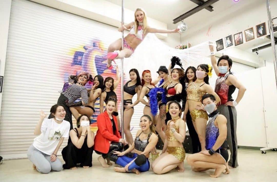 SHIRAISHIMIHOのインスタグラム：「今週日曜日　@eyecandypole よりハロウィンパーティーがあります！ 10/25(日)19:00～ 観客人数限定10名様でスタジオでショーが楽しめます！！！！ 入場料：２０００円 🎃ハロウィンイベント！🎃 配信を①19:15〜 /②20:15〜 の二部制に変更となりました🙏☺️  当日スケジュール(予定) ↓ [19:15〜1部 配信スタート] 6組  45分 20:00まで。  休憩  [20:15〜 2部 配信スタート] 7組  50分  21:00過ぎ終了予定  また、スペシャルゲストも出演することになりました🔥😆  お楽しみに💖  🎥配信は eyecandyインスタライブ、youtubeチャンネルにて同時配信予定！ どちらもアカウントは@eyecandypole です👍 フォローよろしくお願いいたします🙏  ※配信は無料でご視聴いただけます💻 ダンサーへの投げ銭、スタジオへのドネーション受付中✨  💰ドネーションは paypalアカウント以外に、オンラインshopにて投げ銭チケット🎟をご購入いただけるようになりました❣️😆 お目当てのダンサーちゃんがいる方はお名前の記載を忘れずに！  🌸paypalアカウント https://www.paypal.com/paypalme/eyecandypole  🌸オンラインshop【CANDY SHOP】 https://eyecandypole.thebase.in/  10名限定でリアルでも観覧していただけます✨ その観覧チケットも上記shopにて販売します。(2000円) ご予約はお早めに☺️👍  当日出演者(予定 ※順不同) ●eri ●YUKI&お〜てぃー  choreo by MIHO ●MAI&ONOERI&NANANCE ●AZU&Tomoko feat.MIsSA ●Emma ● Keiko(aerial  hoop) ●Alison ●VARELIYA ●asami ●Reina&Manami ●Mayuko&Mao& KANA choreo by HIDEKI  eyecandy instructor ●MAI ●NIKA ●YOSSY ●宴車  MC:Miho ⭐️この日に私の振付で2組の生徒さんたちが踊ってくれます！ 楽しみで仕方ない🤒❤️そして、はじめてのＭＣします！ぎこちないところもあるかと思いますが失礼ないように気をつけながら楽しくをモットーに頑張ります☺️😂是非日曜日観てくださいね☺️ #ハロウィンパーティ #オンラインイベント #人数限定観客ライブ #ドネーション制 #ポールダンス #エアリアル #ポールダンスショー #ポールダンススタジオ」