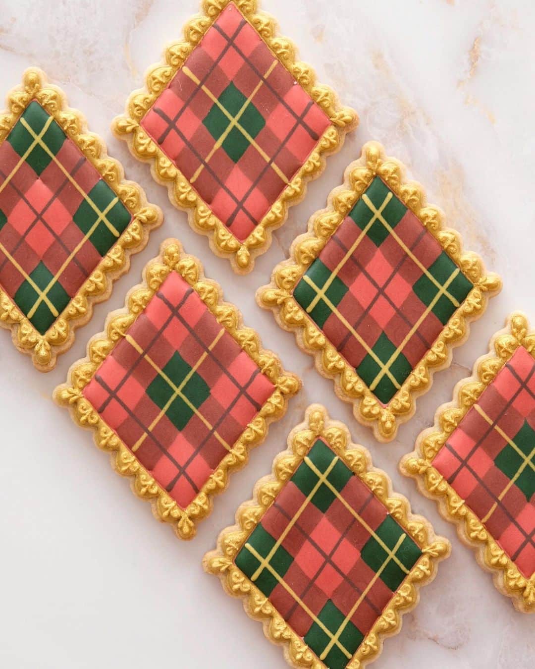 KUNIKAのインスタグラム：「Autumn argyle pattern cookies🍁﻿ ﻿ この夏、気付いたらかなり淡めなカラーリングのクッキーばかり作っていたので、少し秋冬を意識したクラシカルで深みのあるクッキーも作りたいな🍪 ﻿ 先日どんなモチーフのクッキーが見てみたいかの投稿にコメントしていただいた、アーガイル柄を作ってみました🎄﻿ 他に頂いたアイディアも今後作りたいな〜🥰﻿ ﻿ #artofkunika」