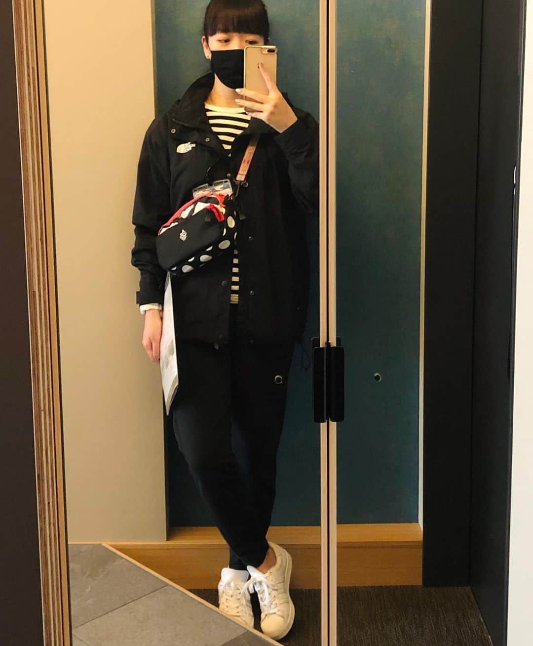 進藤やす子さんのインスタグラム写真 - (進藤やす子Instagram)「✳︎ 優子さんのオリジナルマスク、新作が出ました！ . 最新は秋冬カラーの赤いチェック（写真3枚目）、少し前に出た黒レースも合わせやすくてオススメ🤗 . 手作り布マスクでプリーツ型って意外と少ないけど（作るの大変だから）、文化服装学院でデザイナーを目指していた優子さんの腕は本物！さすがの縫製です✨ . 今日私がしているのは黒レース。キレイめな服装はもちろん、こういうカジュアルな格好にもよく合う〜👍 . 気になる方は 優子さんのアカウント @yashikawa のプロフに貼ってあるサイトを覗いてみてね😉 . . #マスク #布マスク #yukoashikawa #オリジナルマスク」10月23日 11時55分 - yasukoshindo