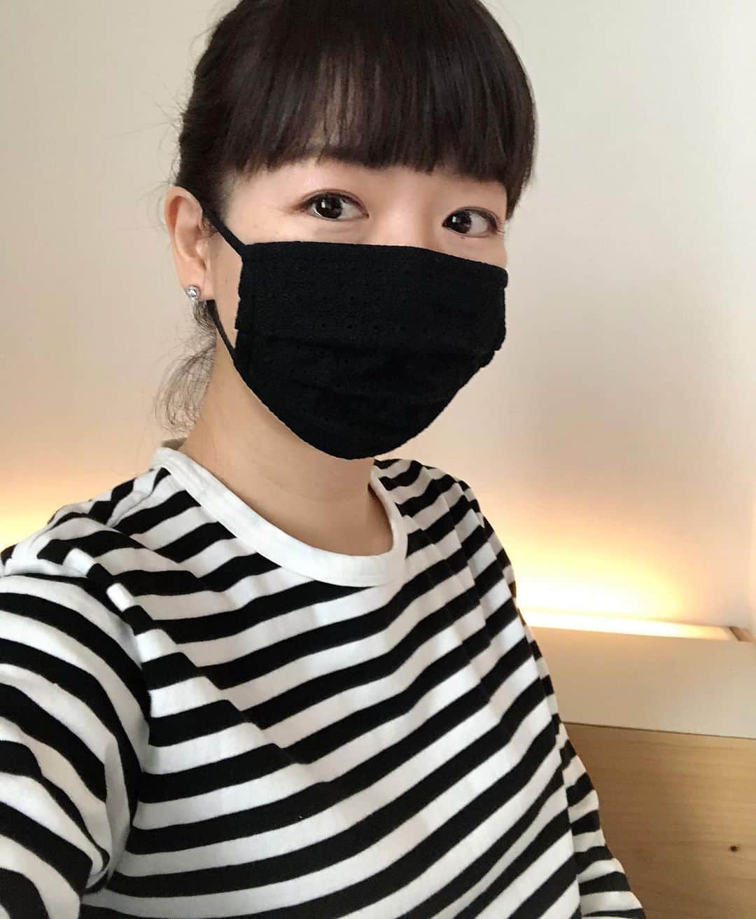 進藤やす子のインスタグラム：「✳︎ 優子さんのオリジナルマスク、新作が出ました！ . 最新は秋冬カラーの赤いチェック（写真3枚目）、少し前に出た黒レースも合わせやすくてオススメ🤗 . 手作り布マスクでプリーツ型って意外と少ないけど（作るの大変だから）、文化服装学院でデザイナーを目指していた優子さんの腕は本物！さすがの縫製です✨ . 今日私がしているのは黒レース。キレイめな服装はもちろん、こういうカジュアルな格好にもよく合う〜👍 . 気になる方は 優子さんのアカウント @yashikawa のプロフに貼ってあるサイトを覗いてみてね😉 . . #マスク #布マスク #yukoashikawa #オリジナルマスク」