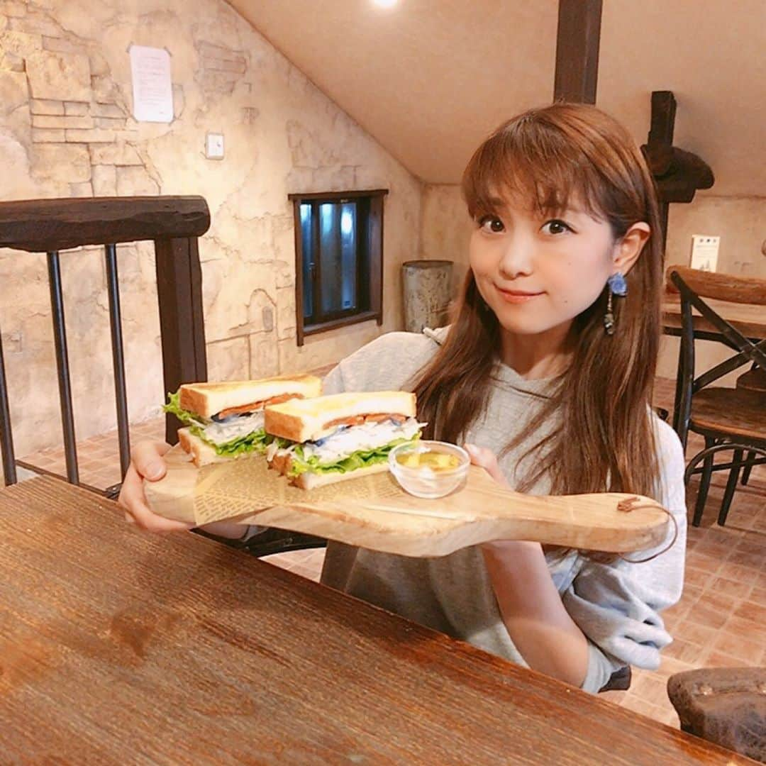 須賀由美子さんのインスタグラム写真 - (須賀由美子Instagram)「今日のさくらFMはハヤキカゼカフェのきつれがわサンドご紹介♡ プライベートでも大好きなカフェです☕️ #rberry #ハヤキカゼカフェ  #さくら市カフェ  #さくら市」10月23日 11時55分 - tottiyumi