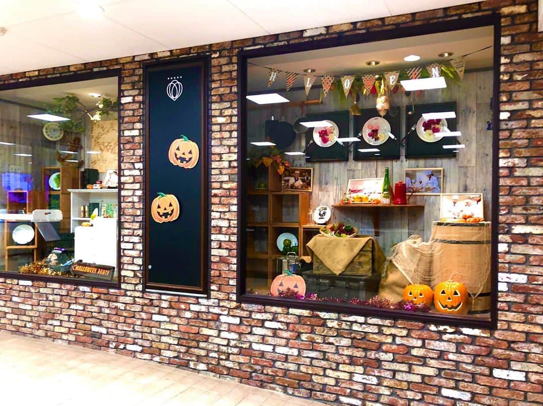 名古屋コミュニケーションアート専門学校_製菓調理のインスタグラム：「校舎をハロウィン仕様に🎃👻  #オバケの空気抜けてきてるのは内緒」