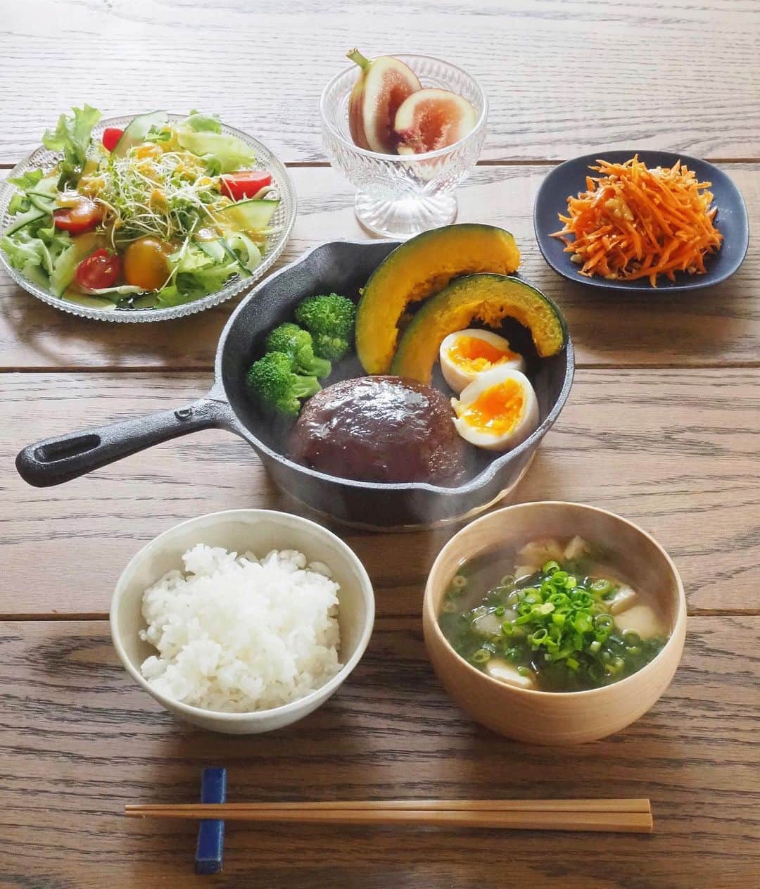 猪鼻ちひろのインスタグラム：「🤤🍚🙌🏻﻿ 昔からワクワクの詰まっている場所 "伊勢丹 新宿店のデパ地下" のちょっとリッチな食材でごはんを作る企画に出させて頂きました。﻿嬉しい！ ﻿ 第一弾は松坂牛のハンバーグとサラダたち。﻿ 意外と手間がかかって大変なハンバーグが、お肉屋さんで売ってるんです。焼くだけでお店の味！超贅沢な気持ちになれます。﻿ ソースはmy定番、肉汁が残ったフライパンの上で、ケチャップとソースと赤ワインを一煮立ちさせるだけのやつです。 ﻿ デュカという調味料は話題だったので気になっていたもの。オリーブオイルとワインビネガーと混ぜて、人参ラペにしました！今までお家では出会えなかった味！複雑な味ってどんどんハマる。﻿ ﻿ サラダには人参ドレッシングを。実家でずっと使ってたドレッシングで、よく伊勢丹で買ってたものの中のひとつ。人参の甘味とコクで野菜モリモリ食べられてお気に入りのひとつです。  お味噌汁もお味噌専門店で選んだ名匠のお味噌を使って、ゴボウ入り具沢山﻿お味噌汁にしました。あー、美味しいお味噌汁であったまる季節がやってきたね◎ ﻿ こちら伊勢丹さんのFOOD INDEXというサイトに掲載してもらってます。伊勢丹さんのサイトに載れるとは、、！ 記事は @isetan_gourmet からスワイプして読んでください☺️﻿ #ちひろのごはん #ちひろkitchen #ちひろkitchenレシピ #伊勢丹 #ISETAN」