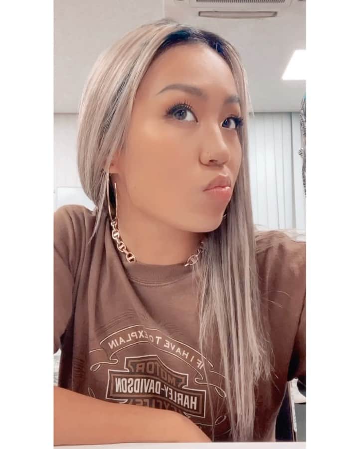 のインスタグラム：「ASMR と 秋服ハタ 🍁  p.s. my new ash brown hair!」