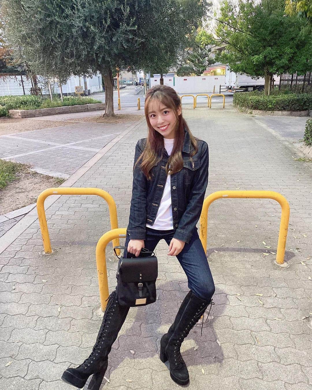 のインスタグラム：「可愛いミニバックget✌️ 私小さいバッグ大好きだから ミニにしたよー❤️ ●15%off専用割引コード：SKTEN　 期限なし⭐️ バックパックをお買い上げ頂いたお客様にカード、小銭を収納できるウォレットBörsがついてくるみたい🥺 #GastonLuga #ガストンルーガ #リュックサック#バックパック #ビーガンレザー  #秋服　#デニムコーデ #アニエスベー　#ハーフアップ　#カジュアルコーデ」