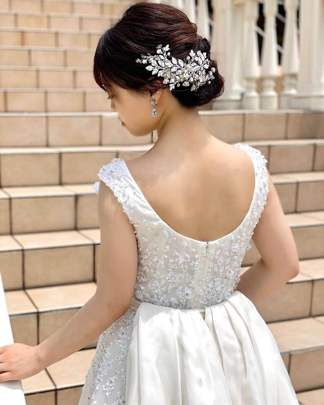 Dresses (ドレッシーズ)さんのインスタグラム写真 - (Dresses (ドレッシーズ)Instagram)「贅沢なフラワー刺繍で可憐な花嫁さまに♡   コーディネートのポイントやドレスの詳細は @dresses_weddingdress ホーム画面URLへ。 . ----------------------------------------⠀ ウェディングドレス:‪03-20257‬ ドレスブランド: @reemacrawedding ⠀⠀⠀ ヘッドアクセサリー:05-8569 イヤリング:07-8709 こちらは @thesweetcollection_by_juno のドレスです。 その他の @reemacrawedding のドレスは #reemacra_dresses よりご覧いただけます。  ドレスのお問い合わせは@dresses_weddingdress にDM💌 Dresses割引ございます。 ※諸条件あります お気軽にお問い合わせくださいませ。 ------------------------- ドレスは絶対に後悔したくない方の為の結婚式場紹介サービス始めました！  #ドレス選びから始める結婚式場探し @dresses_weddingdress のInstagramに掲載している #antonioriva や #mirazwillinger など、インポートウェディングドレスがお得になります✨ おしゃれな花嫁様のための式場紹介サービスです♡  紹介会場一覧▶@dresses_weddingdress Top のURLより Instagram▶ @dresses_concierge  ドレスを後悔したくない方、好きなドレスをお得に着たい方、DM にてお気軽にお問い合わせください♡ *⠀⠀  ⠀⠀ #ドレッシーズ#チュールドレス#プレ花嫁#運命のドレス#reemacra #インポートドレス#2021春婚#2021冬婚 #2020秋婚#プレ花嫁さんと繋がりたい#全国の花嫁さんと繋がりたい#ウェディングドレス#みんなのウェディング #ワーキング花嫁#アラサー花嫁 #30代花嫁#大人花嫁#신부 #体型カバードレス#ドレス選びならドレッシーズ」10月23日 12時07分 - dresses_weddings