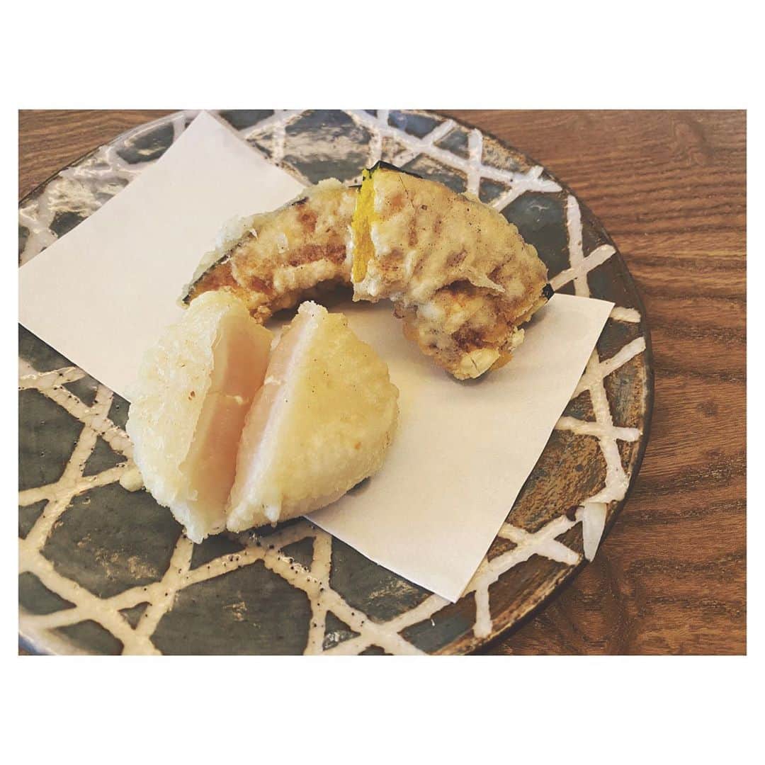 大塚愛さんのインスタグラム写真 - (大塚愛Instagram)「京都は北大路  「五」さんにてお蕎麦をいただきました。  蕎麦好きとしては、 食べながらずっと頷いてしまう美味。  天ぷらの衣の軽さと 食材の旨味を閉じ込めた素晴らしい仕上がり。 　  あぁ、食べたい。  そんな気持ちで  家で蕎麦を湯がいています。  AIO　#京都 #kyoto #北大路  #紫野 #五　#蕎麦 #soba #lunch #天ぷら #tenpura #ミシュラン #michelin」10月23日 12時03分 - aiotsuka_official