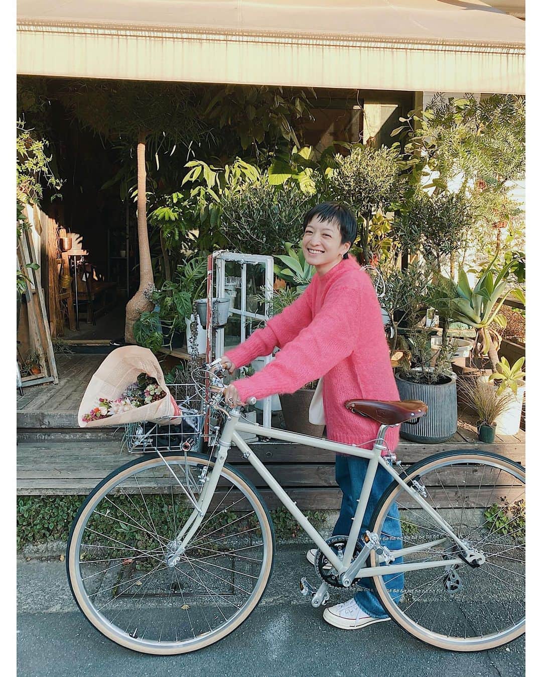 高山都さんのインスタグラム写真 - (高山都Instagram)「自転車が完成したら、やりたかったリストがいくつもある。 いつもの花屋さんに行って、カゴに花を入れて帰るってのとひとつ。 撮影用のお花を買いに行きました。 花とニットの色がリンクしてる。」10月23日 12時04分 - miyare38