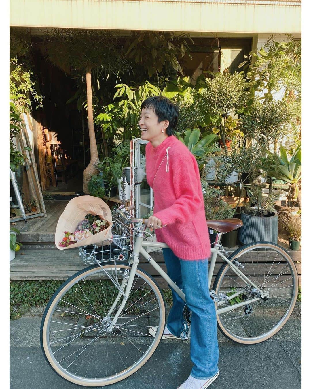 高山都さんのインスタグラム写真 - (高山都Instagram)「自転車が完成したら、やりたかったリストがいくつもある。 いつもの花屋さんに行って、カゴに花を入れて帰るってのとひとつ。 撮影用のお花を買いに行きました。 花とニットの色がリンクしてる。」10月23日 12時04分 - miyare38