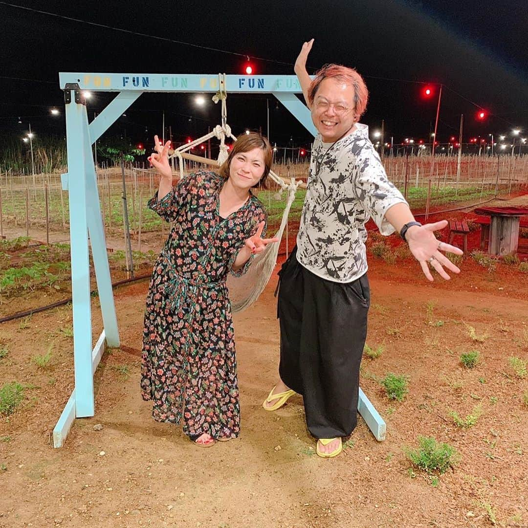 上地春奈さんのインスタグラム写真 - (上地春奈Instagram)「玉泉洞で 初めてやったドクターフィッシュ🐠  血じゃないよ❤️ マニキュアだから、ご安心を❤️❤️❤️  ・  弟より、あたすのかかとに、ドクターフィッシュ大集合してたんだけど、いいやつ😂🤣❓  ・  かかと、汚い女🤣😂 どうなの、それ😂🤣👋  ・  ・ でも、食べてもらって、今のところは、キレイになったから、いっか😂🤣👍  ・  ・  お昼は、  我が村、読谷村の漁港✨ 都屋漁港で買ってきた刺身と、もずくと、イカと魚の天ぷら🎶😆🎶  ・  天ぷら一個60円とかなんだよ😂  沖縄では、おやつ感覚で、学校帰りとかに、天ぷら食べるってば😂🤣🎶  ウスターソースつけてからに！  ・  マザーが作ったソーキ汁😍❤️  ・  まじ、サイコー😆⤴︎🎶👍  ・  夜は、弟健人が働いている、サンセットファーム沖縄に🎶  おい！つって😂 車の中から、デカイ声出したながら、声かけして、降りて、行ってきた😂🤣  ・  皆知り合い😆⤴︎🎶  ・  夏は、菊の花とひまわり🌻いっぱい！ 夜はイルミネーションされてて、本当にキレイだよ✨  ・  ドローンで撮影してくれたり、今は上から見たら、ハロウィンの形になってて、感動😍✨  ・  写真とか撮れてはないけど😂🤣🙏  ・  サンセットファームの若社長公平🎶と我が弟健人。  ・  読谷村にあるから皆行ってみてね😊🤸‍♂️🎶⤴︎ 上等だよ😊⤴︎✨🎶  ・ いつも誰かしらお客さんが来てるんだけど、この日は、  ・  書道家の曽山尚幸さん✨がいらしてて、 これもなにかの縁だから🎶と、  ・  名前書いてくれよった〜😆🎶 達筆〜✨  やば〜⤴︎🎶  嬉しい✨  まじ、ラッキーだった😆🤣✨  こういう出会いが、サンセットファーム沖縄ではあるよ😆⤴︎🎶  あたすの、にーにーと弟も働いてるし😆  更にはさ、ここで働く男たち、全員イケメン😆✨⤴︎🎶 マスクしててもイケメンは分かるよ🤣😂👍  ・  濃い顔したイケメンと、キレイな花を見たら、目も心も癒されてサイコーだよ😆👍  ・  家に帰ったら、飲んでなかった友も酒盛り開始🤣😂  あたすは、昼から飲んでるから、たいがい😂🤣  夜から参加メンバーまじ、元気🤣😂  そして、酒強い女達🤣😂  心強いぜ🤣😂👍  ・  友には、帰るって連絡せずに帰ったから、会える人限られたけれど、色々抜け出し、会いに来てくれて🤣😂 酒盛り🍺  写真タイマーにしたらこんな撮り方なってしまった🤣😂  ・  その間にも、友のお母さんから、ポーポー持って帰るねぇ？と。電話掛かってきたり🤣😂　　  ・  違う友、強烈なの母が来て言いたい事だけ、ばばばって言って去って行ったり😂😂 ずっと爆笑して最高過ぎる時間だった😂🤣  ・  ツッコミ所満載の友と、家族だから、速攻で声枯れたし😂🎶💦  ・  そんな中、皆酒持って、現れるから、毎日迎酒😂🎶  ・  本当にあっという間に過ぎてった😂🤣  ・  東京帰る前に、友が車で迎えに来てくれて、 我が村にある世界遺産の座喜味城へ行ってきた。  ・ 上等でしょ😆👍 天気も良くてサイコーだったよ！ 帰るたびに行くよ、私は😂  ・  友と、友の子供と🎶  #上地春奈 #パラダイス沖縄帰宅🎶 #濃厚過ぎる日々 #友と家族に感謝♡ #サンセットファーム沖縄 #菊ミネーション🎶 #世界遺産座喜味城🎶」10月23日 12時06分 - uechi_haruna