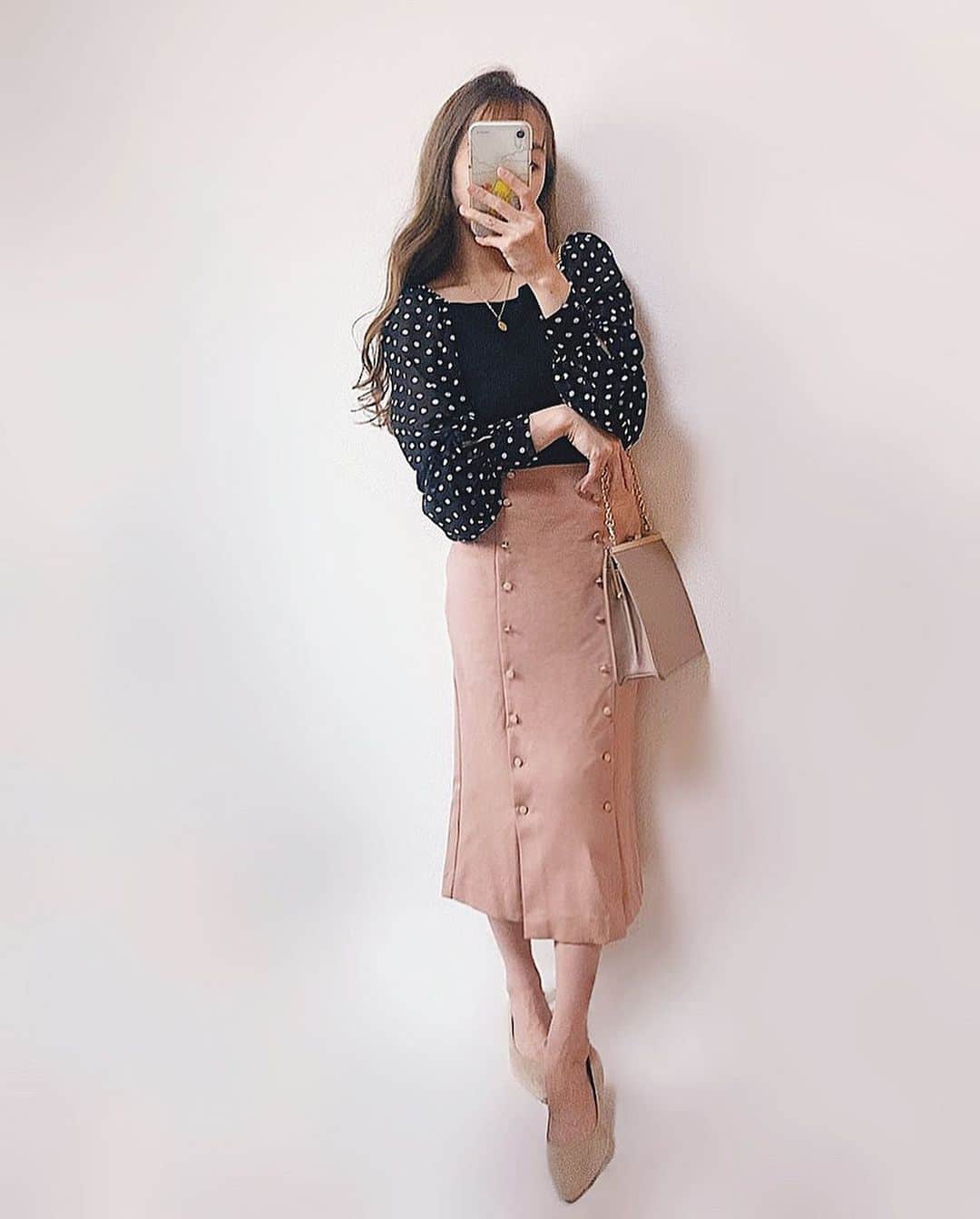 さっぴちゃんのインスタグラム：「... . この前のDMのお返事、まとめてあります✉️𓍯 また少しずつ、のんびりお返事させてください❤︎ . . 毎日のミルクタイムも3人一緒👧🏼👶🏼👩🏼𓇬𓂂 . いつでもどこでもくっついてくるあかりも 縦抱っこすると突然老け込むがっくんも(笑) . 毎日可愛くて面白くて、アクシデントも多発したり 子育てとは何て刺激的な毎日なんだろうかと思う🤣 . また新生児から育てたいな〜👧🏼👶🏼 あの産まれたての小さい2人に会いたい(ˊᵕˋ)⸝⋆ . . ………………………………(♡)……………………………… .」