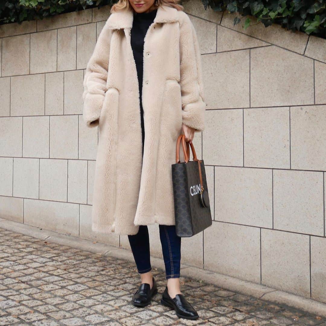 宮本沙恵のインスタグラム：「teddy mouton coat🐻 . 発売が前後しますがアウターのご紹介を🤎 今年のムートンコートはウール混で防寒性もばっちり🦙🤍 スタンドネックにもなるのです！ . こちらは11月商品です♡お楽しみに♡ ダウンもまた載せますねー！ #myshawty#ムートンコート#ボアコート#秋冬コーデ」