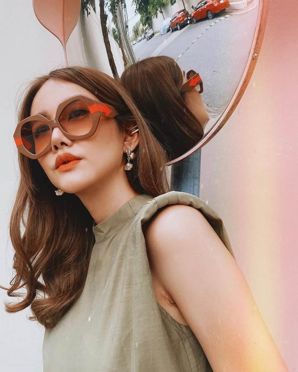 カレンウォーカーのインスタグラム：「@jnysunglasseslover wears new style ‘Phoenix’. All eyewear purchases this weekend will come with a gift, our Filigree Tote (see previous post).」