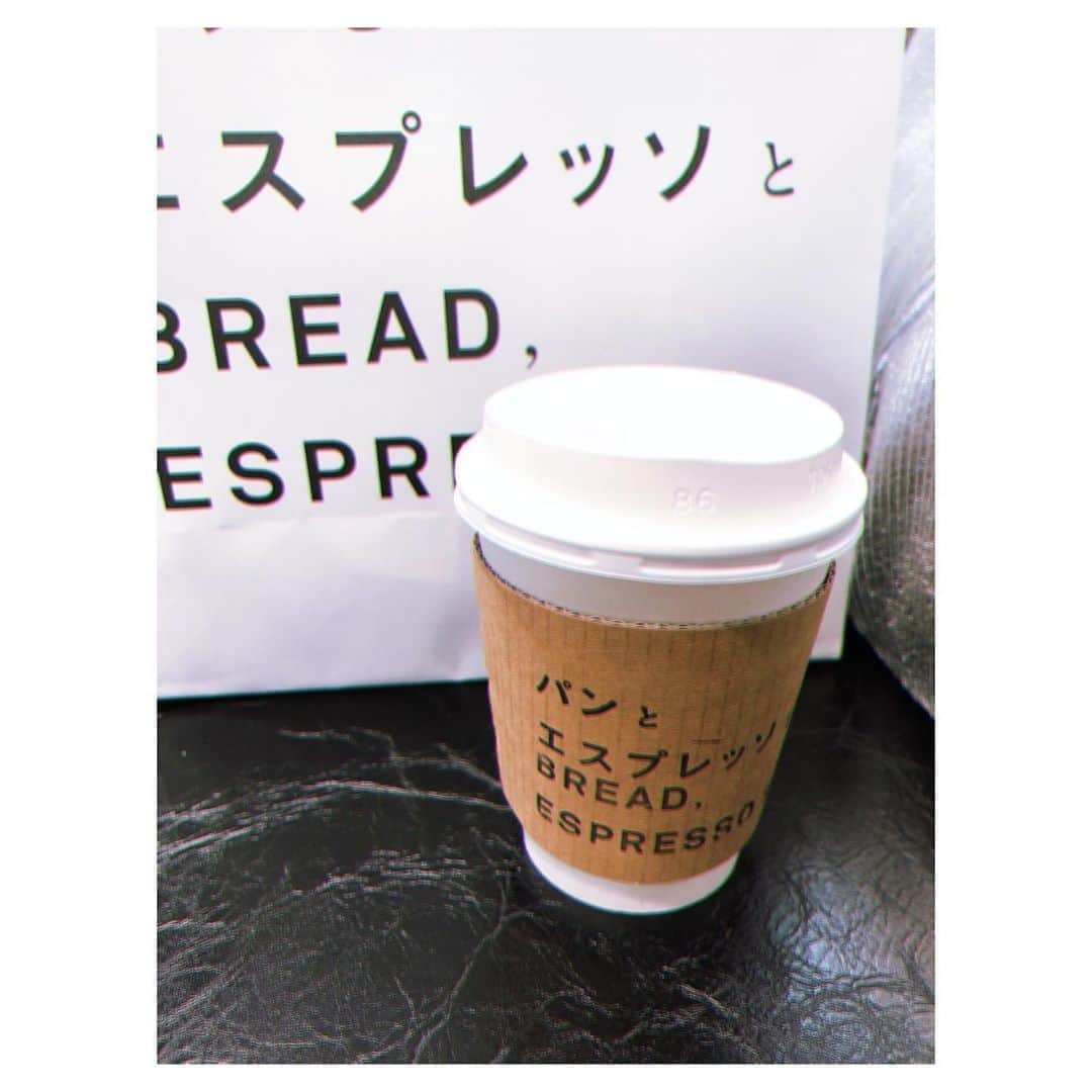理絵さんのインスタグラム写真 - (理絵Instagram)「今日のランチは朝に買っておいた『パンとエスプレッソと』のパンとカプチーノ  美味しい！幸せ！癒された✨  また買いに行こう😍  イリーのお砂糖が入っていたからカプチーノの豆はイリーのなのかしら？  #パンとエスプレッソと #パン #パン屋 #pane #빵 #bread #表参道 #tokyo #japan #カプチーノ #cappuccino #yum」10月23日 12時15分 - ____rie____