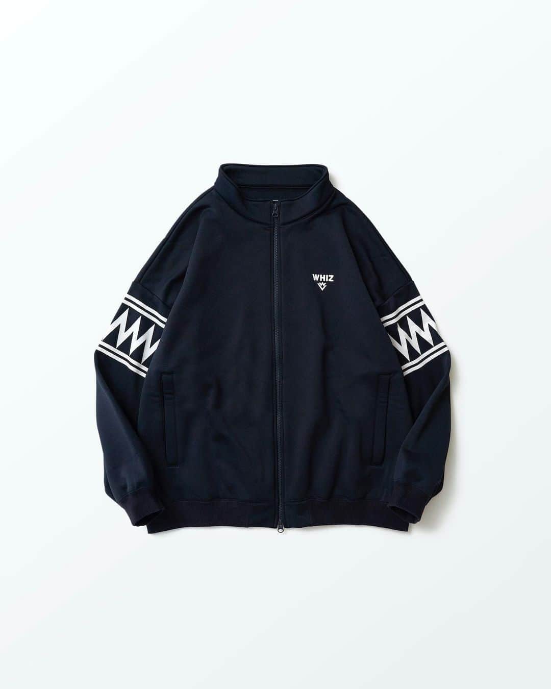 のインスタグラム：「FOLK JACKET 擦れや引き裂きに強いCORDURA糸を使用した裏起毛ジャージ。 低めの立ち襟にワイドな肩幅と身幅。 腕回りにはぐるりと大きな柄のプリントが入っています。  #whiz #whizlimited #whizlimited20th #cordura #trackjacket #tokyostreet #whiztokyo #harajuku #tokyo」