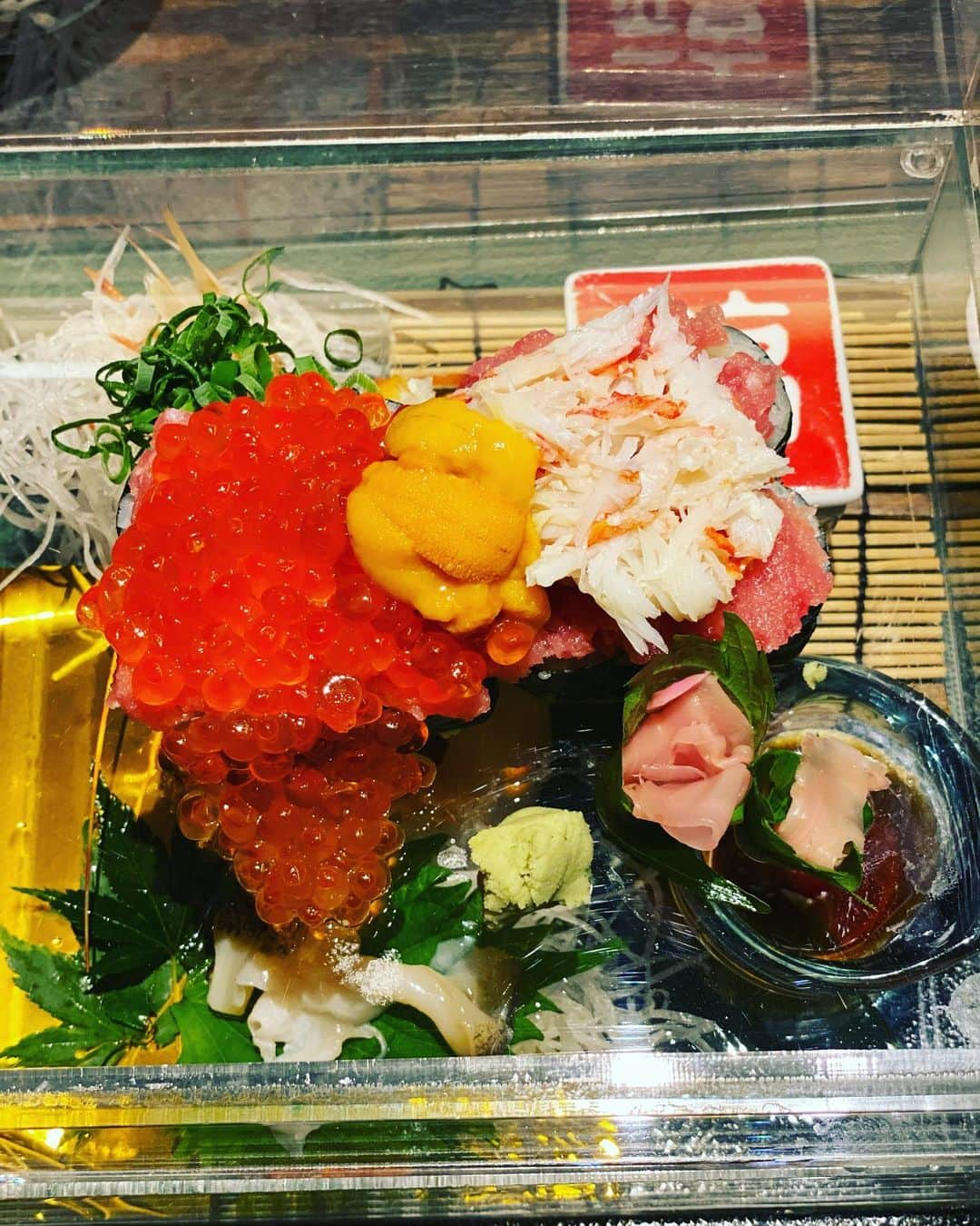 ちゃたさんのインスタグラム写真 - (ちゃたInstagram)「本日のランチ😭🙌💕💕💕 お母さんと🥰贅沢なランチだぁ🥳 美味しかったぁ😳🙌🙌🙌❤️  #すし #foodpic #ranchlife #お寿司#japanesefood #ランチ　#寿司 #飯テロ #たべものぐらむ #たべすたぐらむ #海鮮#刺身  #海鮮料理 #回転寿司#foodstagram #華やか   #海の幸#寿司#foodphotography #インスタ映え #食べ物 #海鮮料理 #Instafood #ranch #豪華 #susi #和食 #食べるの好きな人と繋がりたい #寿司屋 #たべものぐらむ」10月23日 12時23分 - c.h.a.t.a.13