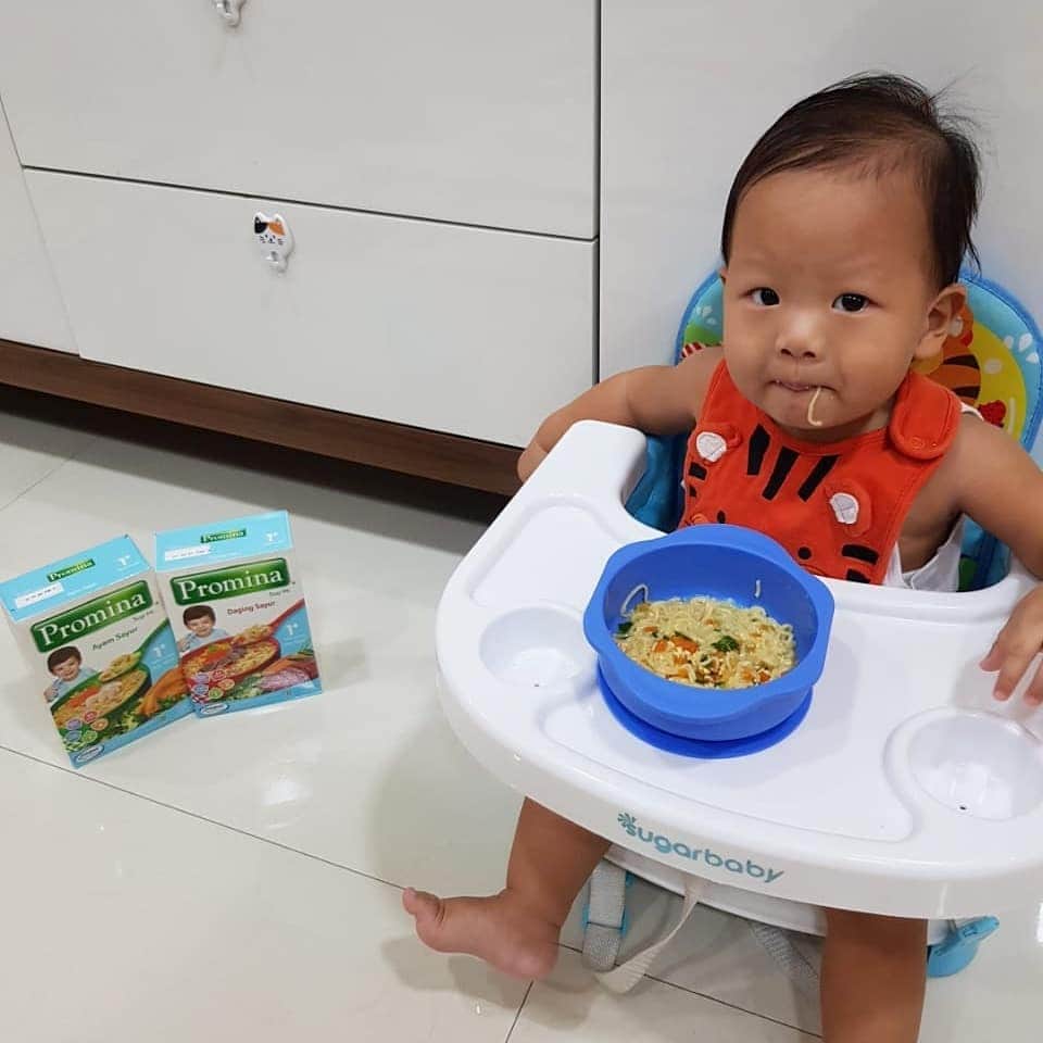 デビー・スサントのインスタグラム：「Katanya kalau ulang tahun itu harus makan mie supaya panjang umur 😊  Untuk anak, aku pasti pilih makanan dengan bahan yang aman dikonsumsi. Makanya aku pilih Promina Sup Mi untuk Mikhael. Mikha pertama kali nih makan mie dan dia suka banget langsung abis 1 mangkok hihi 😍 Untuk Promina Sup Mie ada 2 varian rasa loh, ada ayam sayur dan daging sayur. Tinggal ditambah bahan yang kita suka seperti telur, wortel, dan suiran ayam deh. Ini bakal jadi salah satu andalan aku nih buat Mikha, udah sehat enak lagi! 🤗  #Promina #ProminaCobaIniCobaItu」
