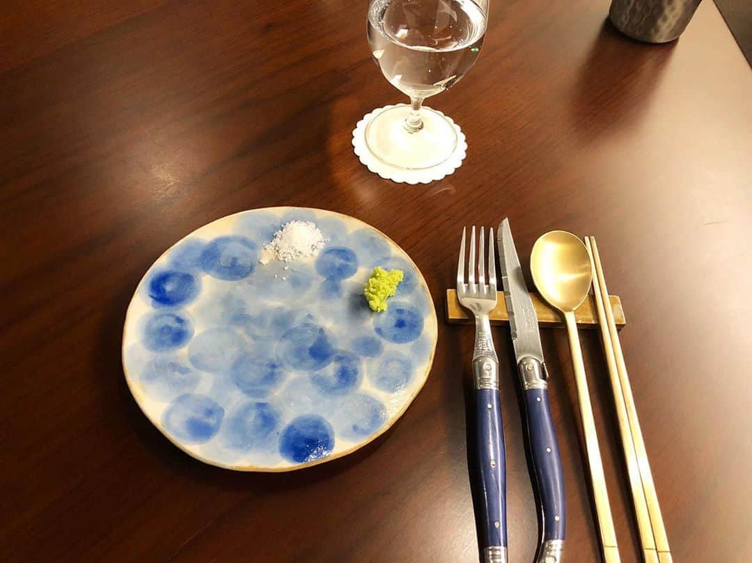 イ・セウンのインスタグラム：「🐂🐂🐂 맛있고 즐겁고  유쾌한 식사 😆 이 아파서 못 먹을 것 같다 해노코  조각조각 잘라서 짜파구리 까지 야무지게 다 먹었다 🤣🤣 웃느라고 칼로리 소모는 다 되었을 .. 거야」