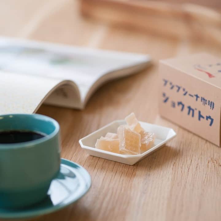 フリーデザインさんのインスタグラム写真 - (フリーデザインInstagram)「香川県高松市にある自家焙煎のコーヒー豆店「プシプシーナ珈琲」の一押しのブレンド「トーベ」。 中深煎りで、コクのある柔らかな口当たりが特徴です。さっぱりとした飲み口なので、飽きずに飲める定番になりそう。  コーヒーのお供には、同じくプシプシーナ珈琲の「ショウガトウ」がおすすめ。 高知産生姜を100％使用し、グラニュー糖、寒天、香辛料のみのシンプルでどこか懐かしさも感じる優しい味わい。ふわっと広がる生姜とほのかに香るスパイスがコーヒーにとっても合いますよ。 . . ▼詳細はプロフィールのリンクからご覧いただけます。 → @freedesign_jp . 【取扱店舗】 #フリーデザインオンラインショップ . #プシプシーナ珈琲 #ショウガトウ #生姜糖 #プシプシーナ #ねこ部長 #コーヒー #珈琲 #coffeetime #コーヒータイム #teatime #ティータイム #breaktime #ブレイクタイム #ねこ #猫 #ネコ好き #ネコグッズ #暮らしを楽しむ #雑貨店」10月23日 12時30分 - freedesign_jp