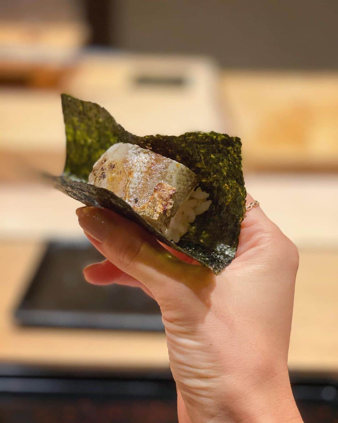 ASUKAさんのインスタグラム写真 - (ASUKAInstagram)「熟成寿司🍣﻿ ﻿ 最近大人気の #鯛之鯛 @tainotai_karasuma の奥にひっそりとある #鮨鯛之鯛 @sushi.tainotai に行ってきました🐟﻿ ﻿ 熟成って奥が深い。﻿ それぞれの熟成期間とか握りながら教えてもらったけどもう途中からさっぱりでした👼🏻﻿ ﻿ どこが熟成なの？っていうくらい綺麗な切り身で一つ一つに感動✨﻿ ﻿ 1枚目は北海道戸井のまぐろ🍣2週間熟成。﻿ ﻿ 他にも１ヵ月熟成した漬けマグロや２週間熟成のクエ。根室の生雲丹も1週間熟成させてるんだとか。﻿ ﻿ 目の前に美味しいお鮨✨左右は美女に挟まれて楽しい時間だったなぁ☺️💕﻿ ﻿ #お寿司 #熟成寿司 #京都グルメ #グルメ #京都寿司 #烏丸グルメ #グルメ女子 #寿司 #鮨」10月23日 12時31分 - a.asuka.a