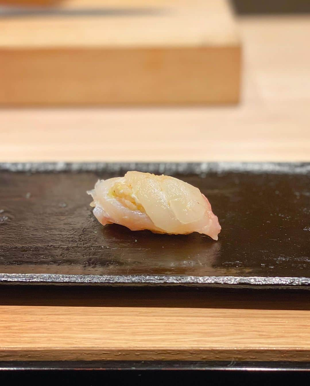 ASUKAさんのインスタグラム写真 - (ASUKAInstagram)「熟成寿司🍣﻿ ﻿ 最近大人気の #鯛之鯛 @tainotai_karasuma の奥にひっそりとある #鮨鯛之鯛 @sushi.tainotai に行ってきました🐟﻿ ﻿ 熟成って奥が深い。﻿ それぞれの熟成期間とか握りながら教えてもらったけどもう途中からさっぱりでした👼🏻﻿ ﻿ どこが熟成なの？っていうくらい綺麗な切り身で一つ一つに感動✨﻿ ﻿ 1枚目は北海道戸井のまぐろ🍣2週間熟成。﻿ ﻿ 他にも１ヵ月熟成した漬けマグロや２週間熟成のクエ。根室の生雲丹も1週間熟成させてるんだとか。﻿ ﻿ 目の前に美味しいお鮨✨左右は美女に挟まれて楽しい時間だったなぁ☺️💕﻿ ﻿ #お寿司 #熟成寿司 #京都グルメ #グルメ #京都寿司 #烏丸グルメ #グルメ女子 #寿司 #鮨」10月23日 12時31分 - a.asuka.a